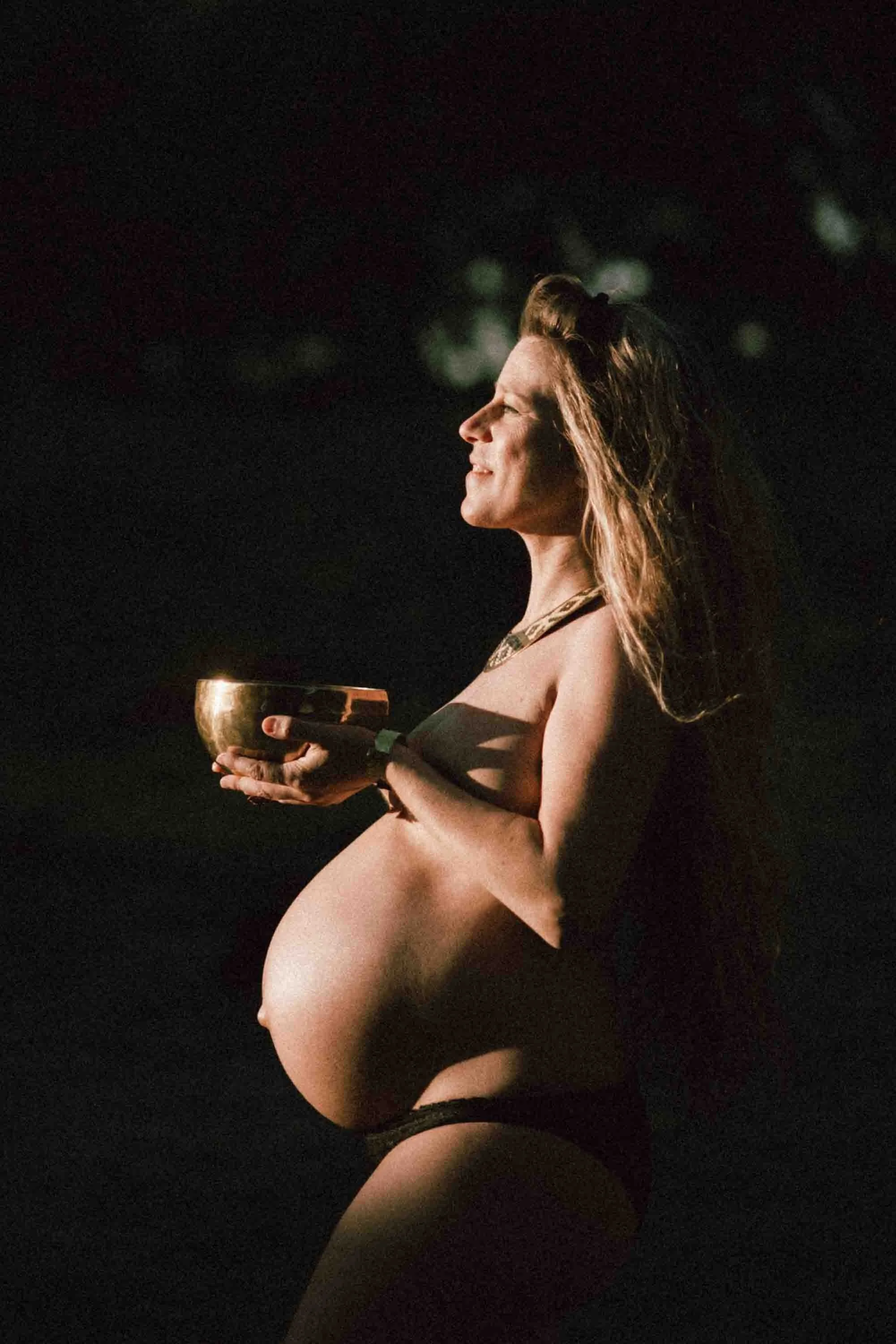 femme enceinte puissante prenant la lumière du soleil lors d'un shooting photo dans le var