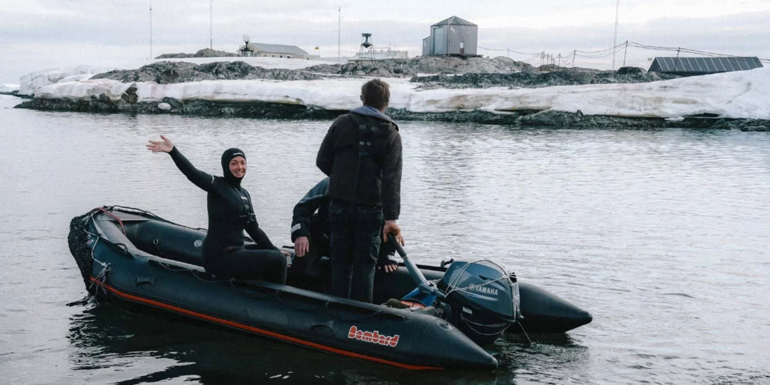 alison bounce prete à plonger en apnée sous l'eau glacée dans l'antarctique