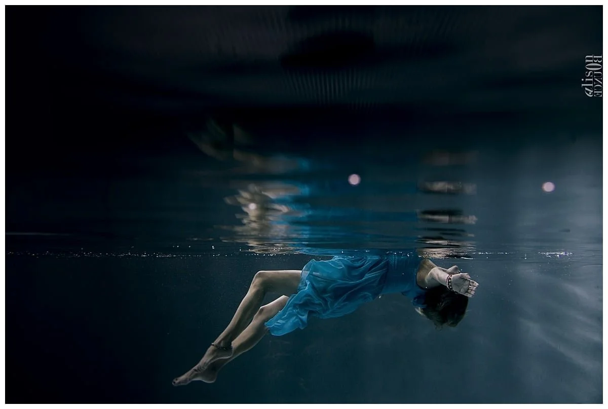 seance-photo-grossesse-sous-leau-underwater-maternity-alison-bounce-23.jpeg