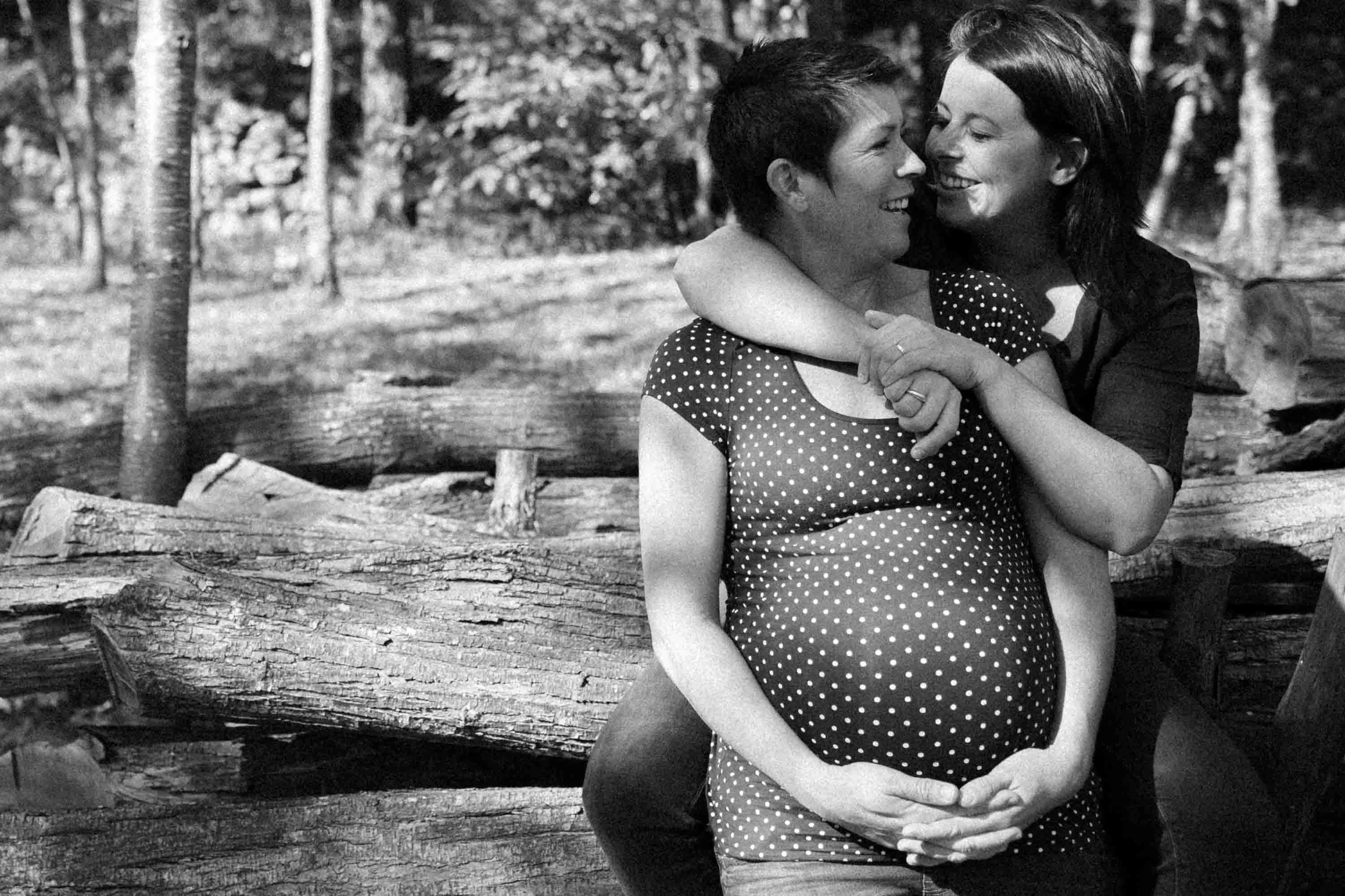 deux femme en couple portant un enfant. l'une est enceinte. Parentalité LGBTQR+