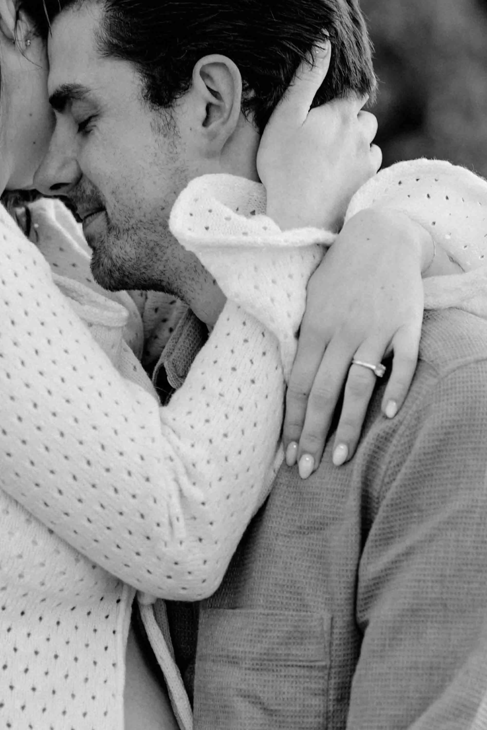 un couple s'aimant et s'allassent à hyeres