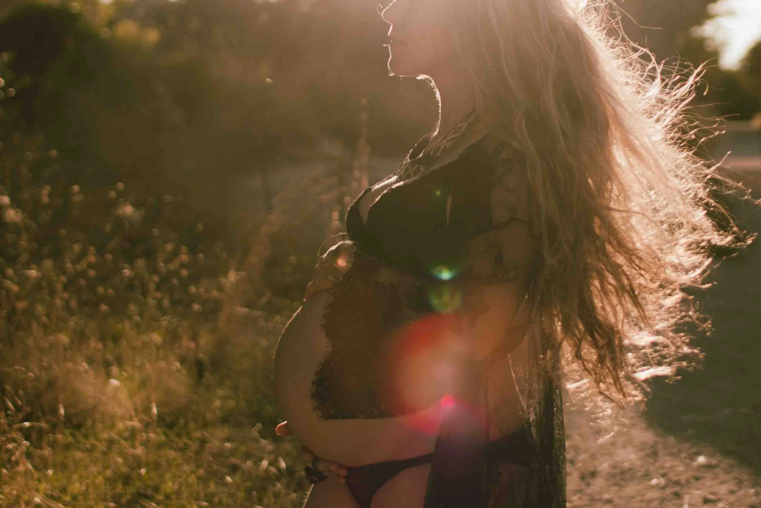 Shooting maternité d'une future maman en pleine grossessedans le var à la façon éditoriale