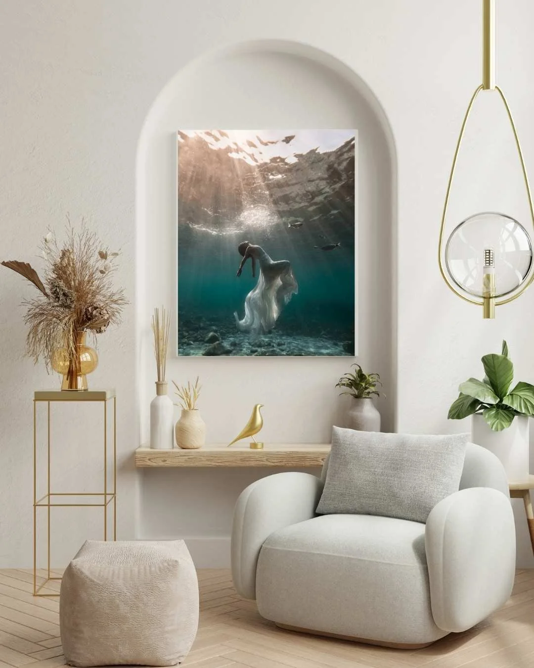Tableau représentant une femme nageant sous l'eau dans un environnement marin lumineux avec des rayons de soleil qui passent à travers la surface de l'eau, dans une décoration intérieure sobre avec des plantes et des objets en or et beige.