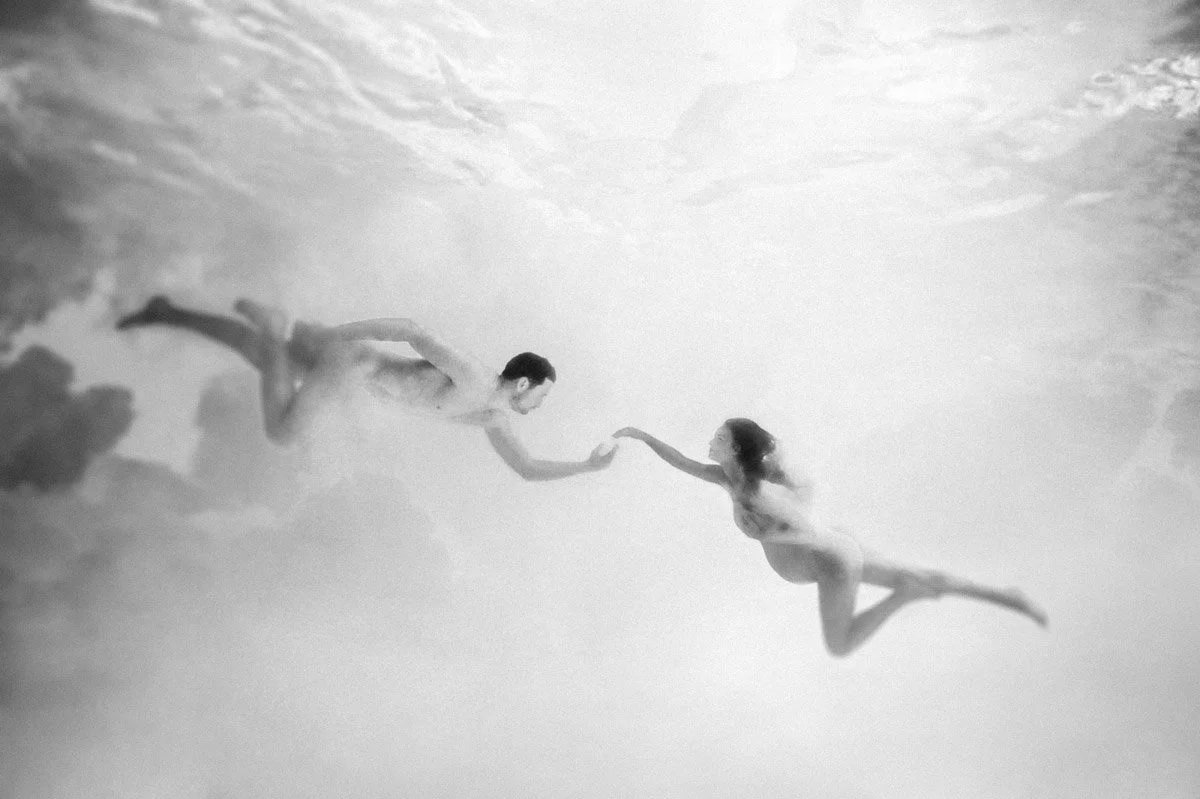 femme enceinte avec son compagnon nageant sous l'eau de manière artistique devant l'appareil photo d'Alison Bounce