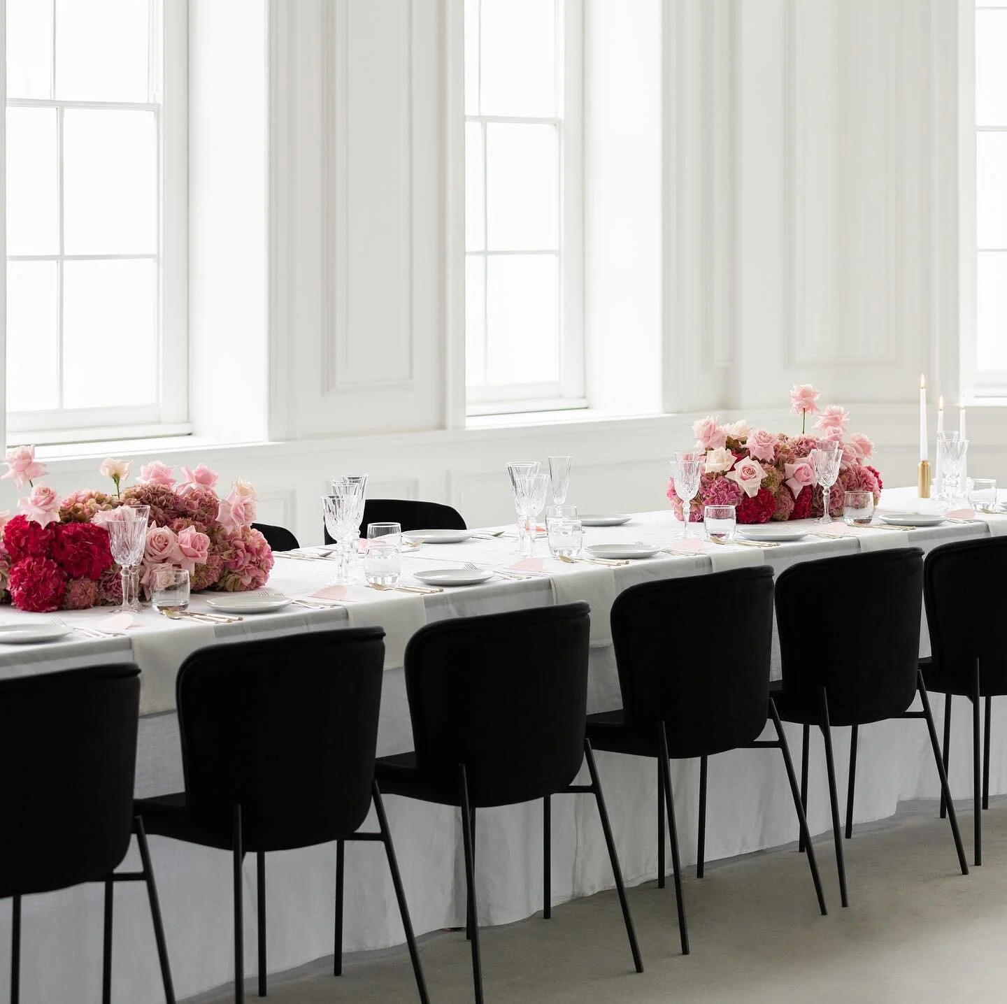 Meet H U G O 🖤

He&rsquo;s super stylish and comfortable.

Take your guests dining experience to the next level.

Available in both Black and Blush Pink velvet.

Photography : @davemrichards 

#thehirer #thehirernz #forhire #furniturehirenz #eventfurniture #eventplanning #eventplanner #eventsryling #weddings #corporateevents