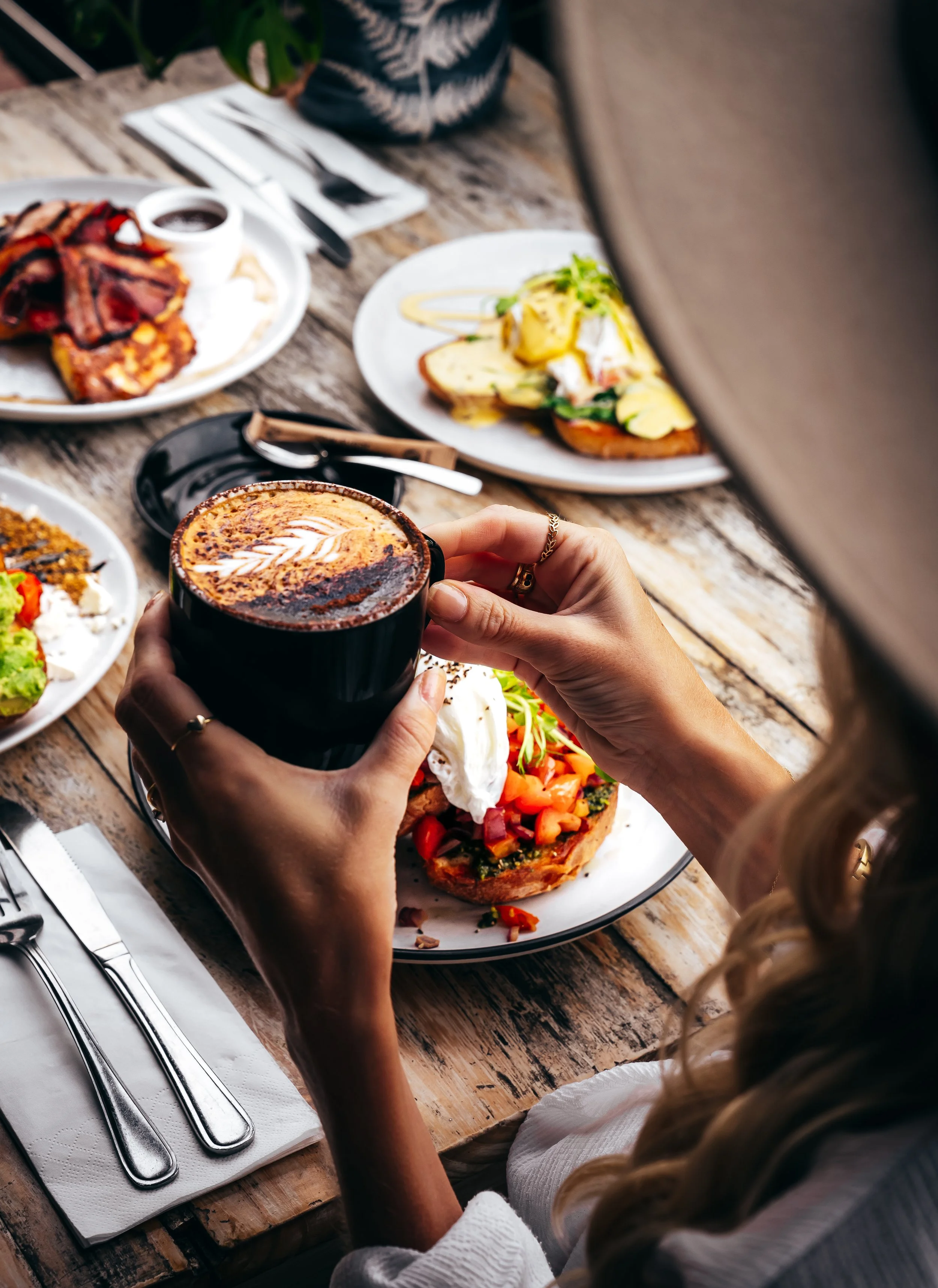 Traveller enjoying coffee and breakfast during a stop along Indian Ocean Drive.