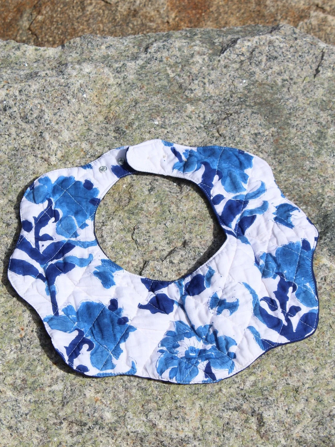 Little details, big love 💙 Hand-block printed bibs, quilted for softness and made with the same care that goes into every Ella Alden piece. Sweet patterns for everyday moments.