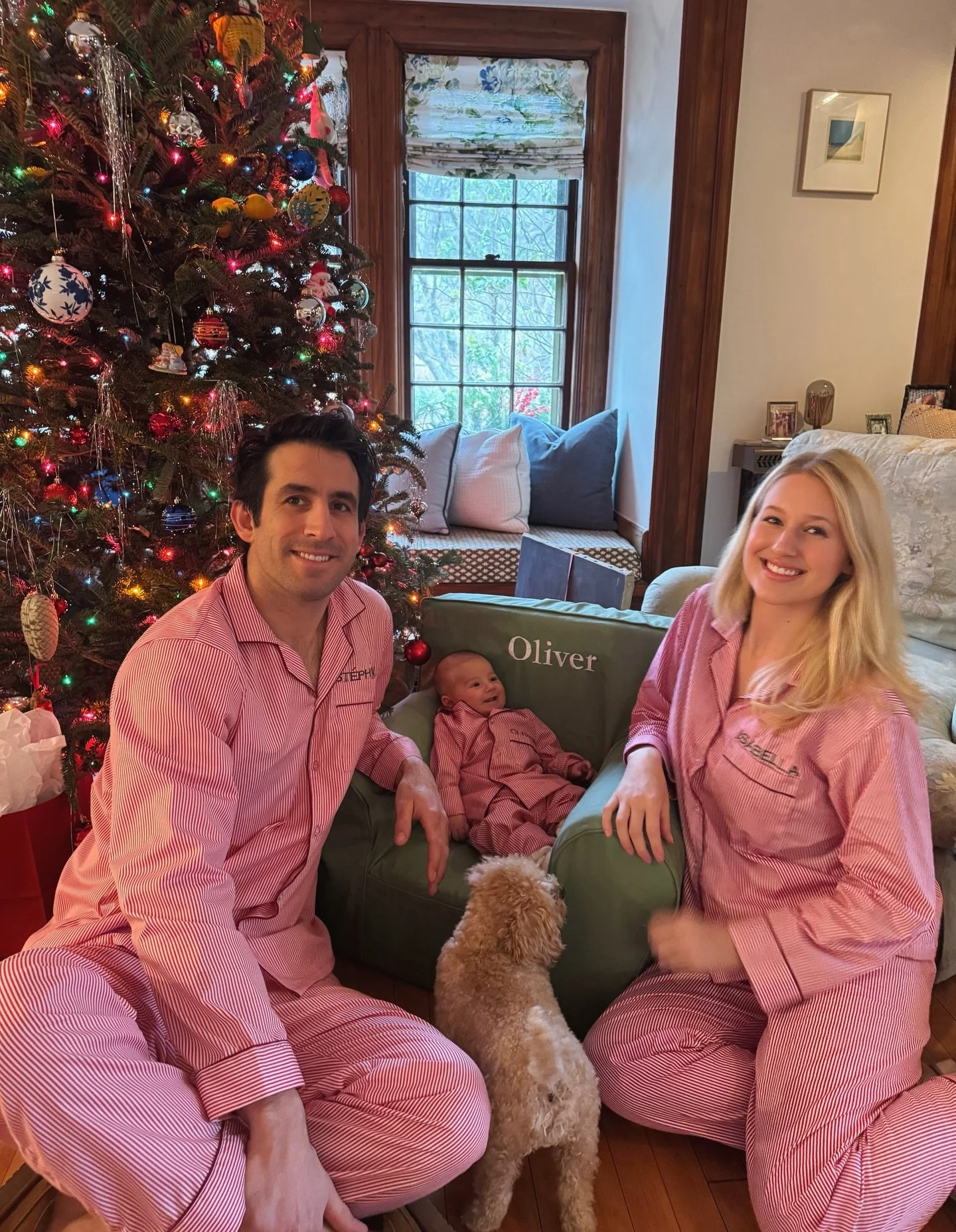 Merry Christmas from our family to yours! ❤️🎄🎁 Feeling extra blessed this year with 9-week-old Oliver. ❤️🎄