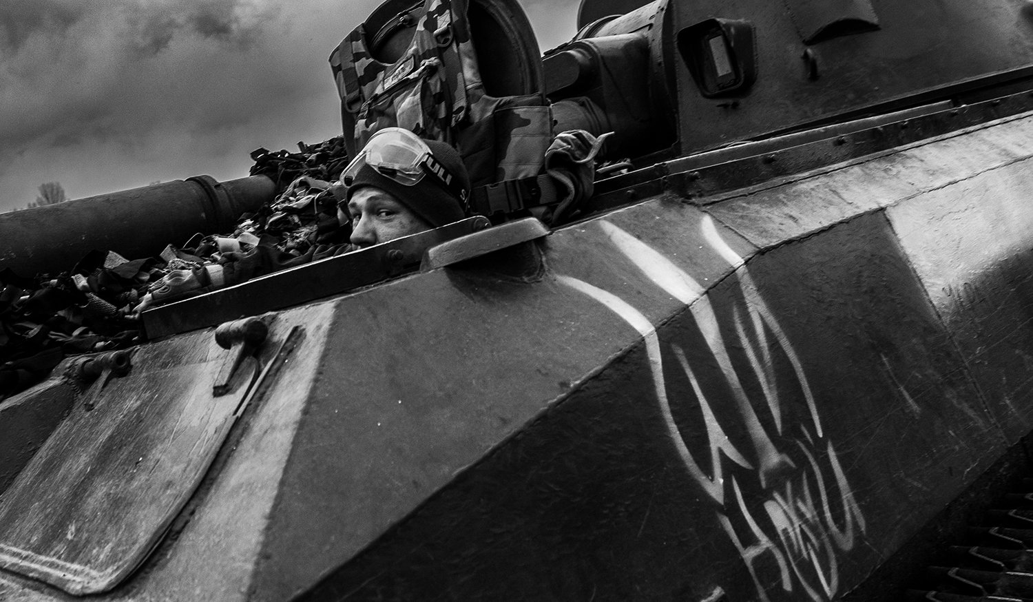  An Ukrainian soldier looks out of an armored tank before heading to position on the frontlines in Eastern Ukraine 