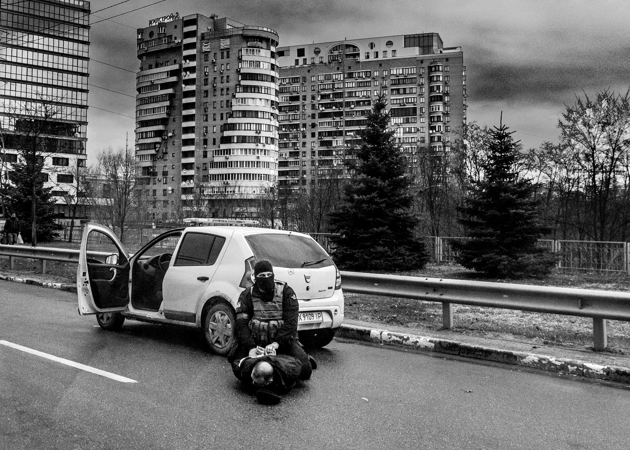  Ukrainian special forces pin down a suspected Russian supporter on the side of the road in Kharkiv. 