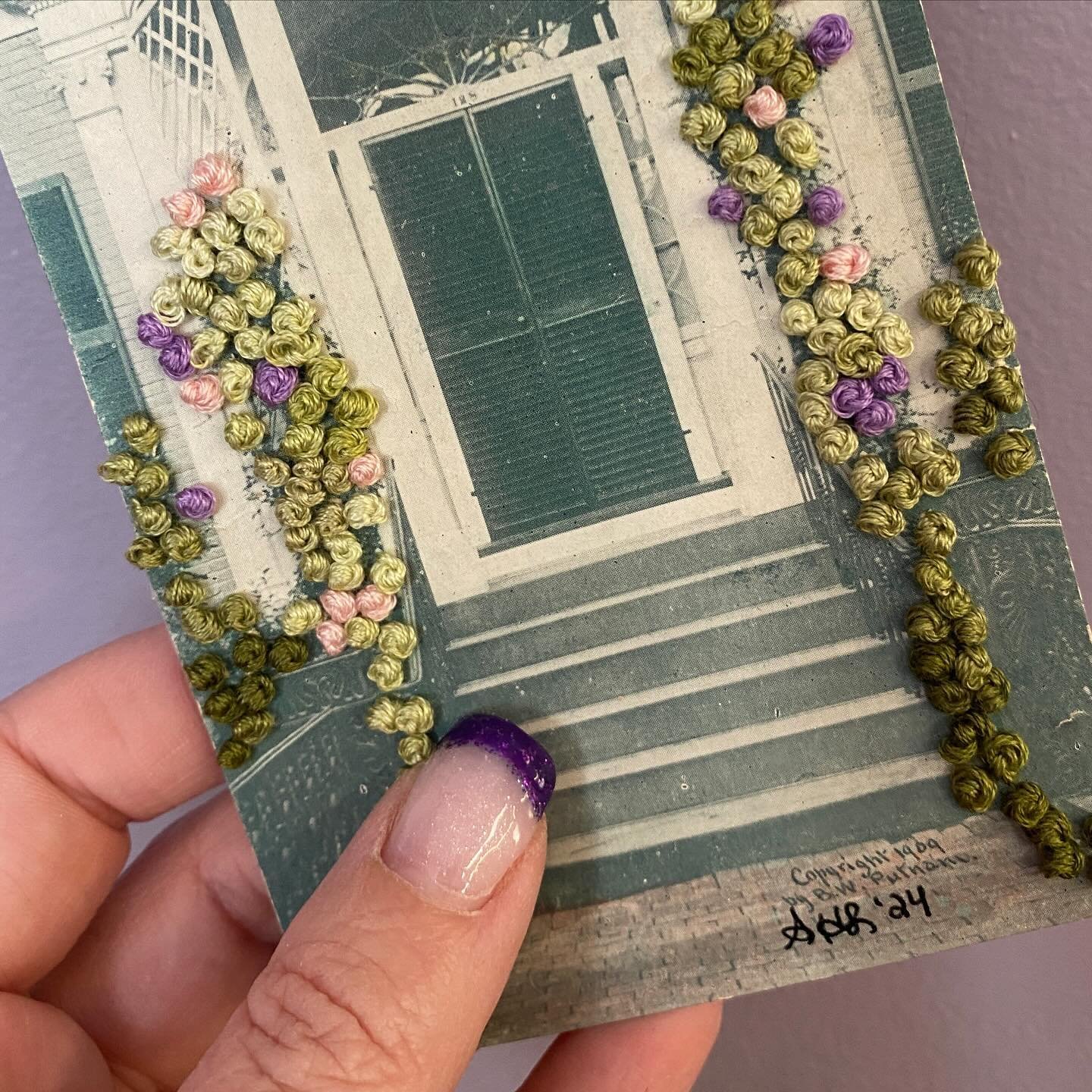 🪡 I found 2 more of the postcards on eBay to add to the series I&rsquo;m embroidering

Once all are completed I&rsquo;ll be having a show, titled of course Doorways of Salem since all the postcards are 1909 doorways of homes in Salem

What are you u