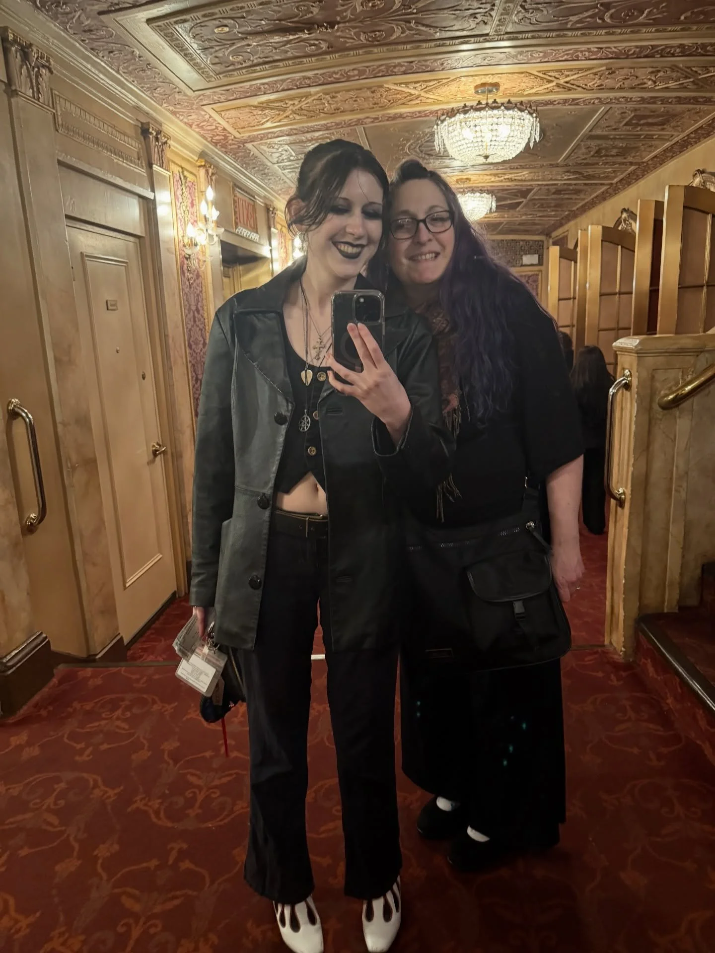 @salesmanonbroadway with #tinydancersingeractressartist

First time seeing Nathan Lane 
2nd time seeing Laurie Metcalf

AND I ran into @drjamieb 

It&rsquo;s intermission and I&rsquo;m stunningly surprised at how much I am enjoying this production as