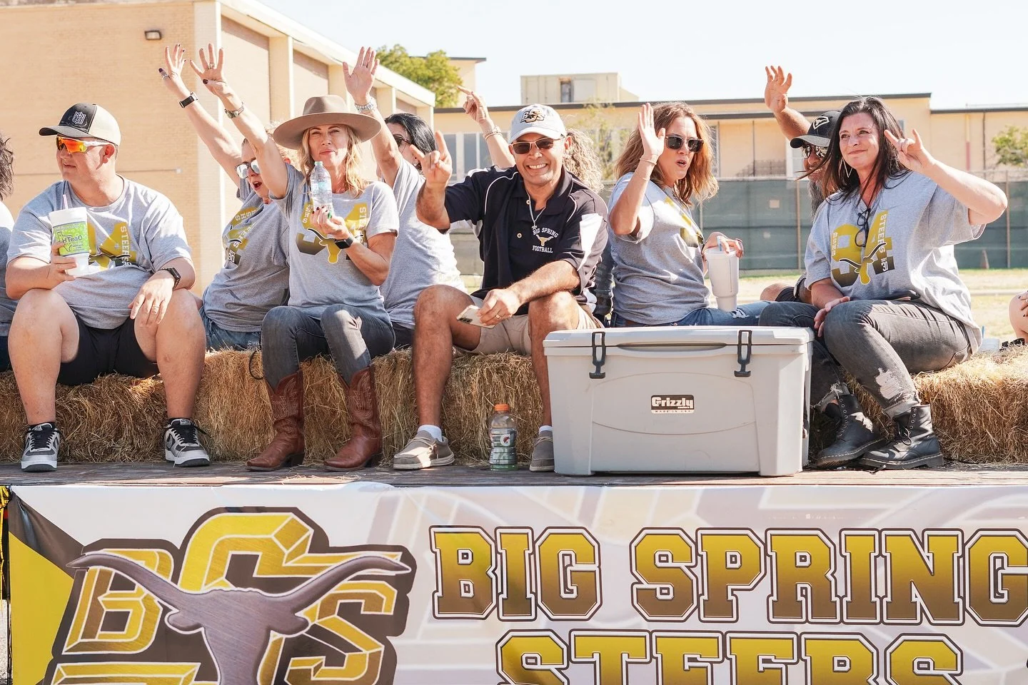 Some reunion floats &amp; football boys.🤘🏽🏈 Comment &amp; tag if you spot a friend!