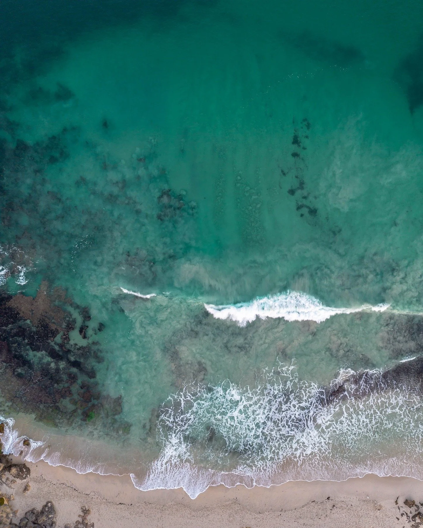 It's amazing how different the reef at North Beach looks in winter compared to Summer. The colours on display are so different.
-------------⁠
N O R T H  B E A C H
-------------⁠
📷 @twoonethree_photography⁠
-------------⁠
Edited with presets you can