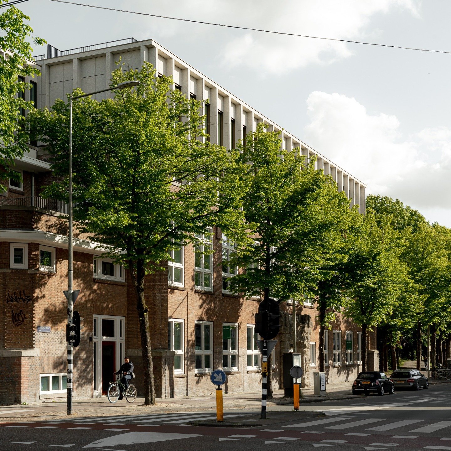 Van Telefooncentrale naar Stadsblok aan de Kamerlingh Onneslaan

Aan de Kamerlingh Onneslaan 1 in Amsterdam heeft Aham Vastgoed een voormalige telefooncentrale uit 1923 herbestemd tot een gemengd woon-werkcomplex. Het bestaande gebouw is behouden, aa