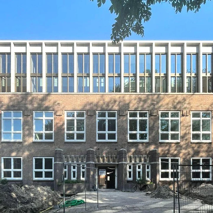 The parkside of the Kamerlingh Onneslaan 1 has been cleared of the scaffolding. This former telephone company is being transformed by @aham_vastgoed into a place for working and living. 

#ahamvastgoed #vanbraamminnesma #bakkernatuursteen #transforma