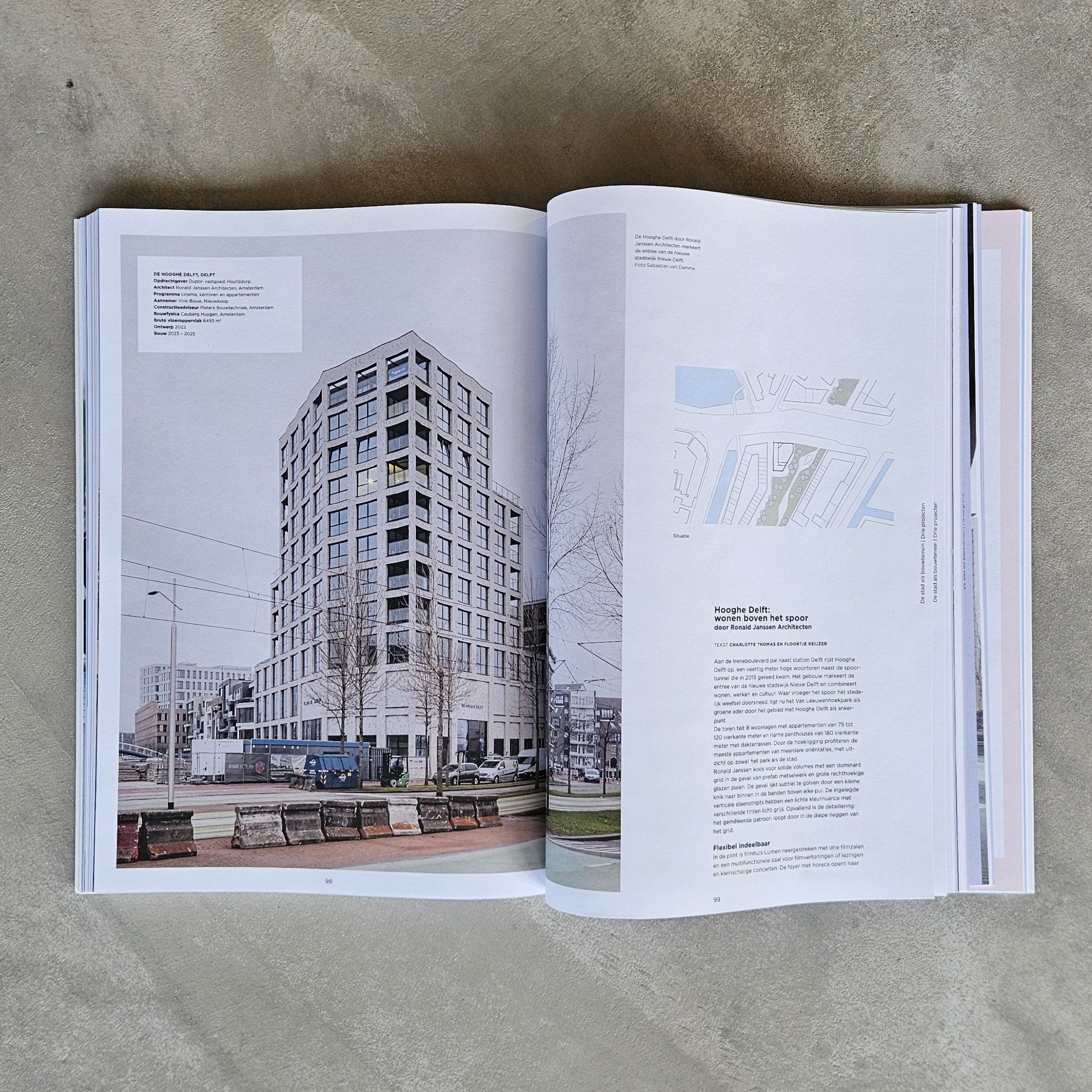 Binnenstedelijke verdichting kan ook ruim, comfortabel en multifunctioneel zijn.

Met ons onlangs opgeleverde project "De Hooghe Delft&rdquo; wilden we laten zien dat wonen in de stad juist of ook ruimer, comfortabel en meer verbonden kan zijn.
