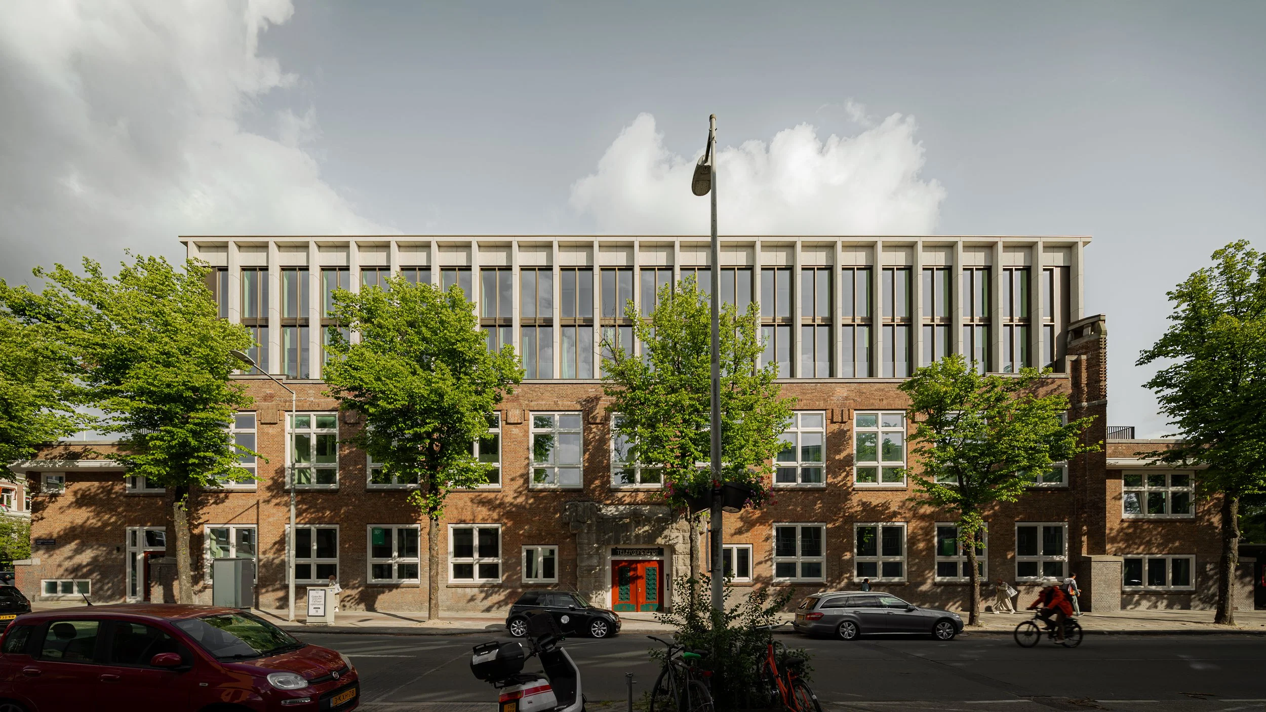 voorgevel en entree, de Telefoondienst, Kamerlingh Onneslaan, Amsterdam, ontwerp Ronald Janssen Architecten