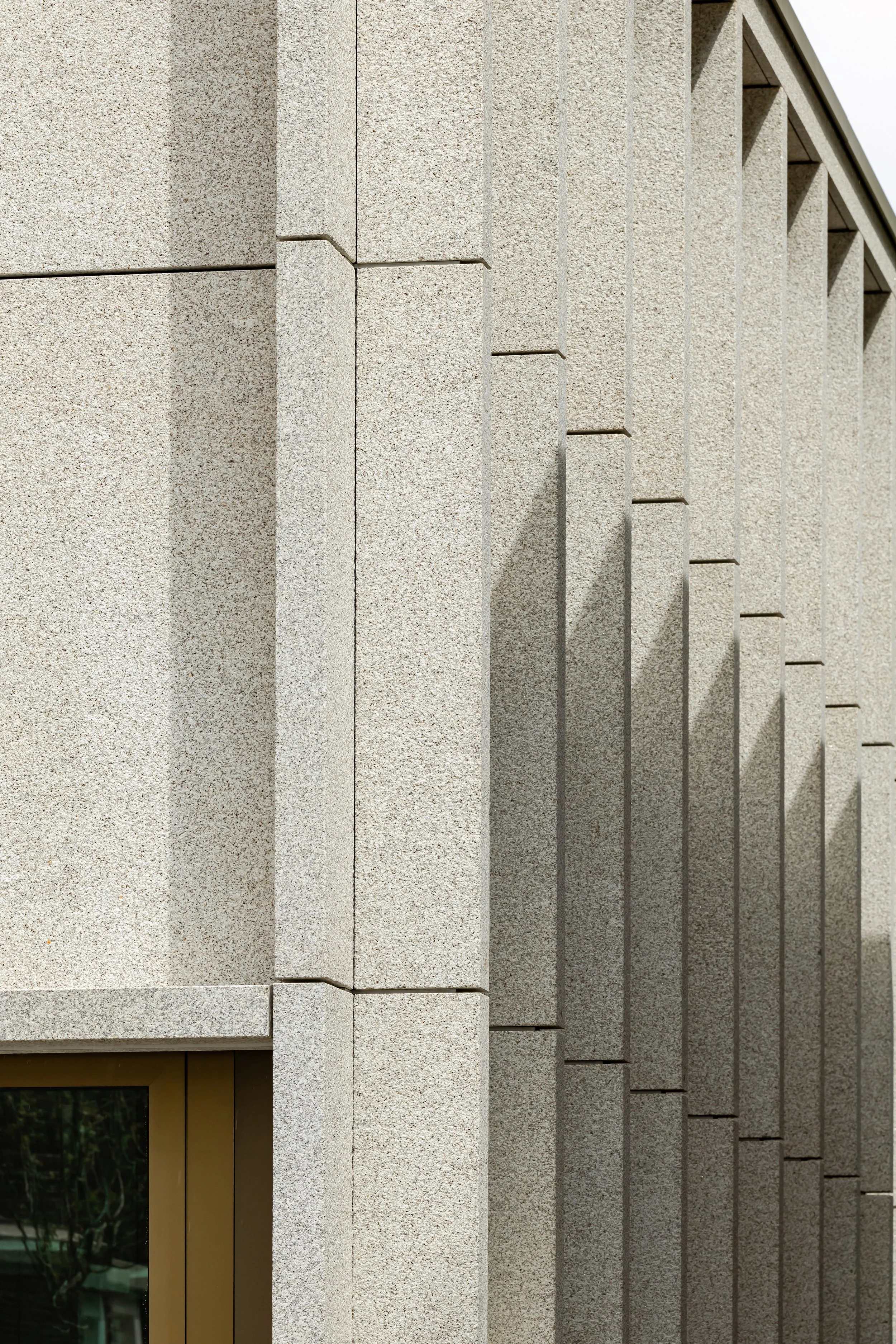 natuursteen gevel detail,   de Telefoondienst, Kamerlingh Onneslaan, Amsterdam, ontwerp Ronald Janssen Architecten