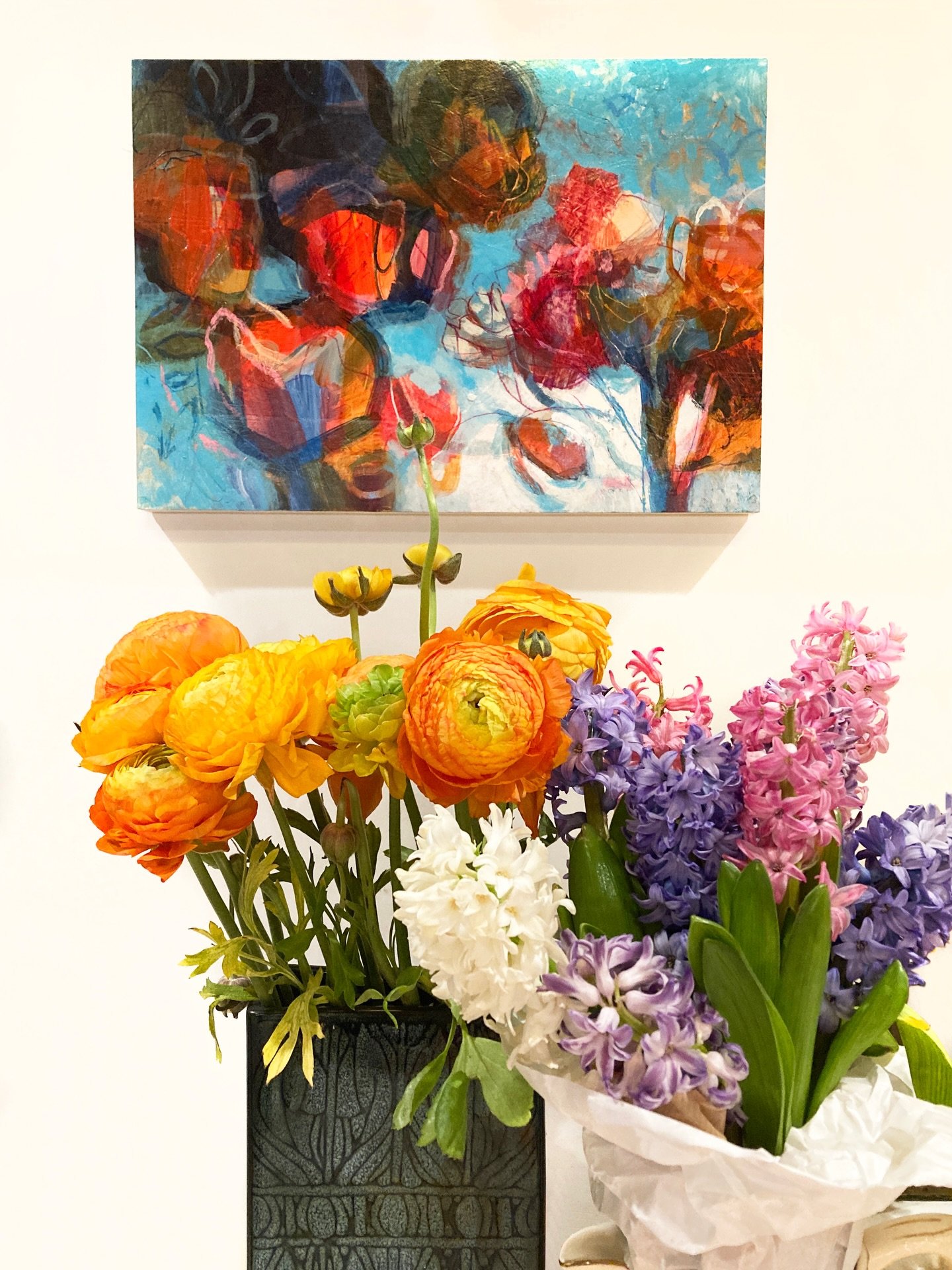 This is one of the paintings I sold at my exhibition.

Here it is in its new home, hanging by two vases of ranunculus and hyacinths. A perfect setting 💐

The gift
Acrylic and mixed media on wood panel
42cm x 30cm