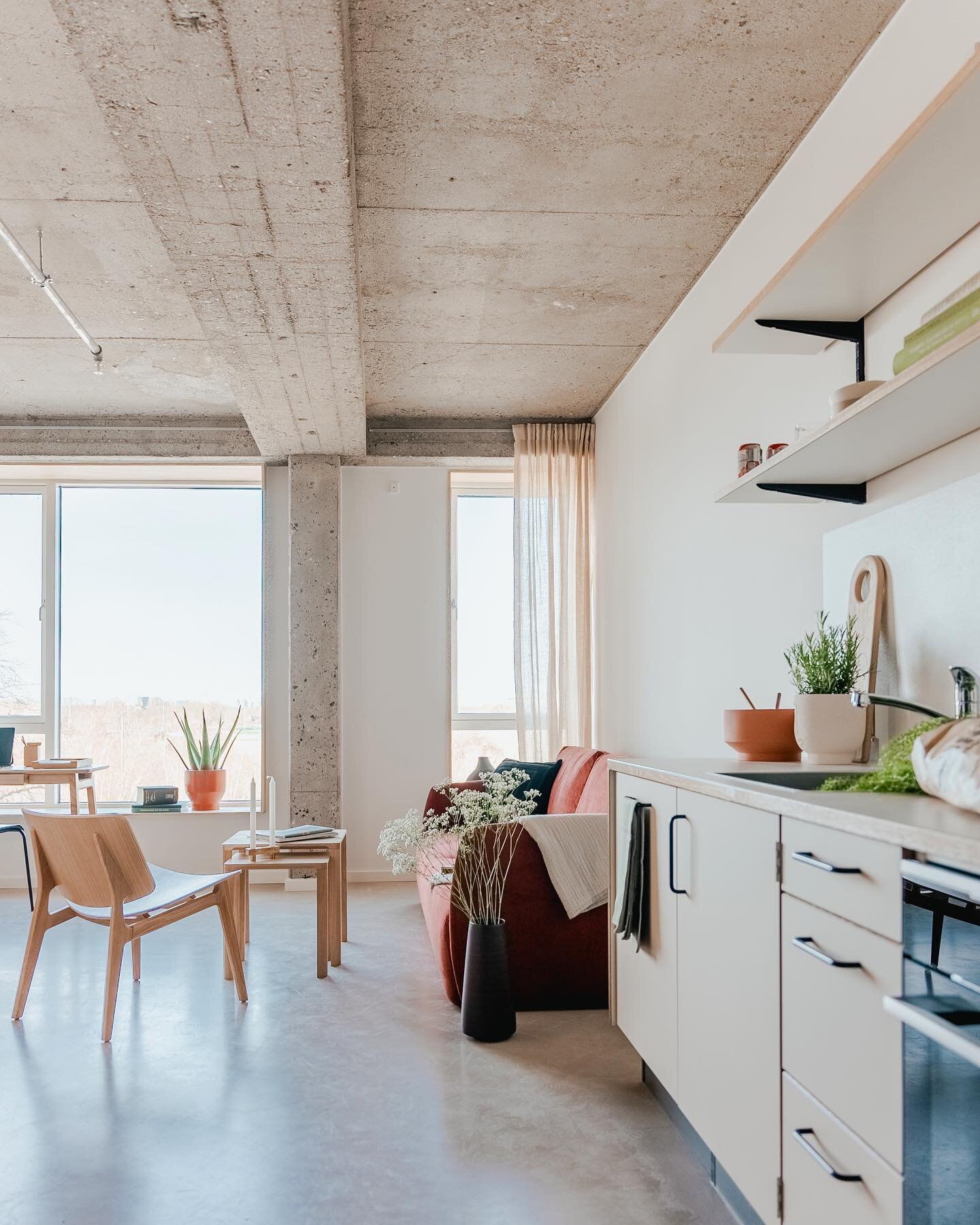 No matter if you use a WorkStudio as a place to work or live it always comes with a private kitchen and bathroom. 

Working or living at Siljangade will give you free access to all of the shared facilities like fitness, office and meeting rooms, roof