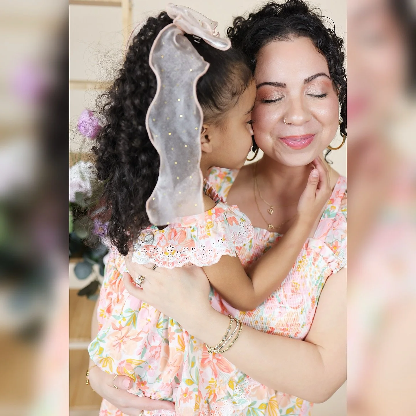 ✨The Beauty of Motherhood, Captured 📸 

Model: @i1iana 
📸: (🙋🏽&zwj;♀️) @thali.ani3_photo, @thali.ani3 

#mum #motherhood #mothersday #mommyandme #minisessions #photographer #female #woman #photoshoot #memories #generationalhealth #igers #explore 