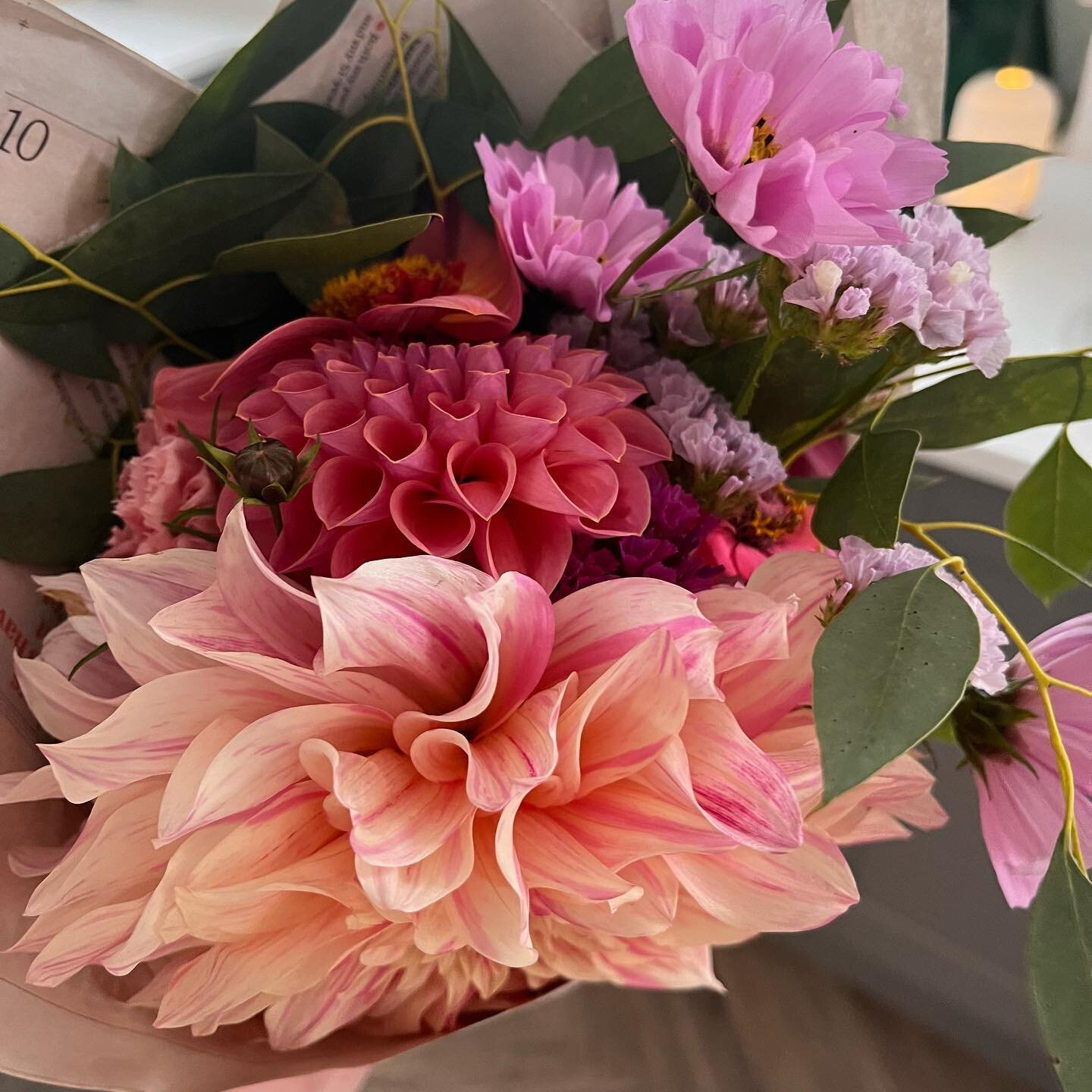 Beautiful Friday Flowers grown locally by the very talented @cecily_blooms flower farmer.
She does an amazing #fiverfriday deal! Another local business that we love to support. 

#fridayflowers #locallygrown #smallbusiness #exeter #earmattersexeter #