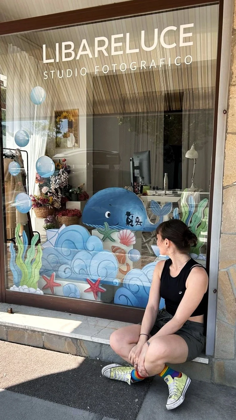 Allestimento vetrina a tema Pinocchio (estate) per lo studio fotografico Libare Luce di Ozzano (BO)