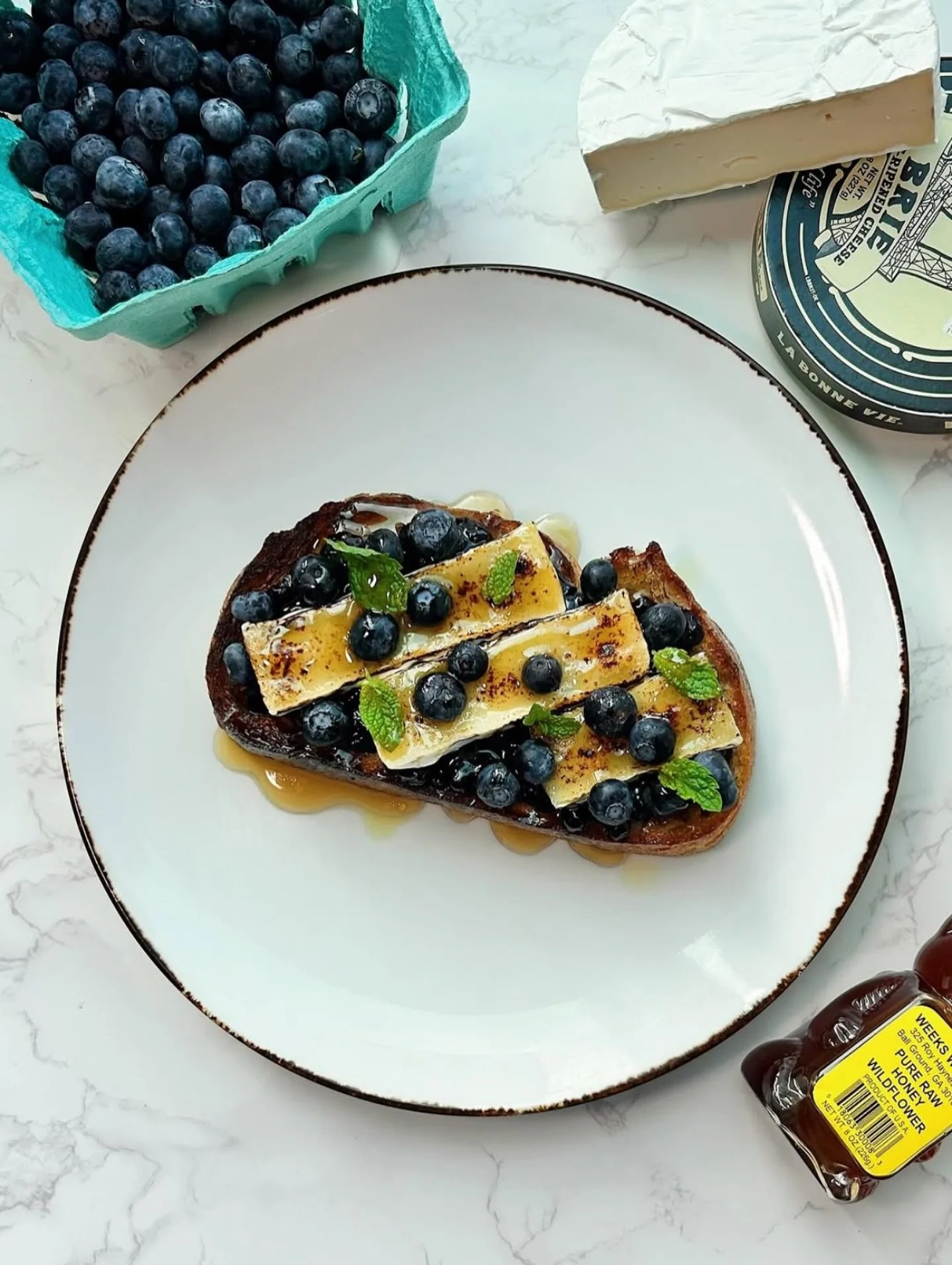 We love this Brie, blueberry, and honey toast from @adderlyquin 💕
