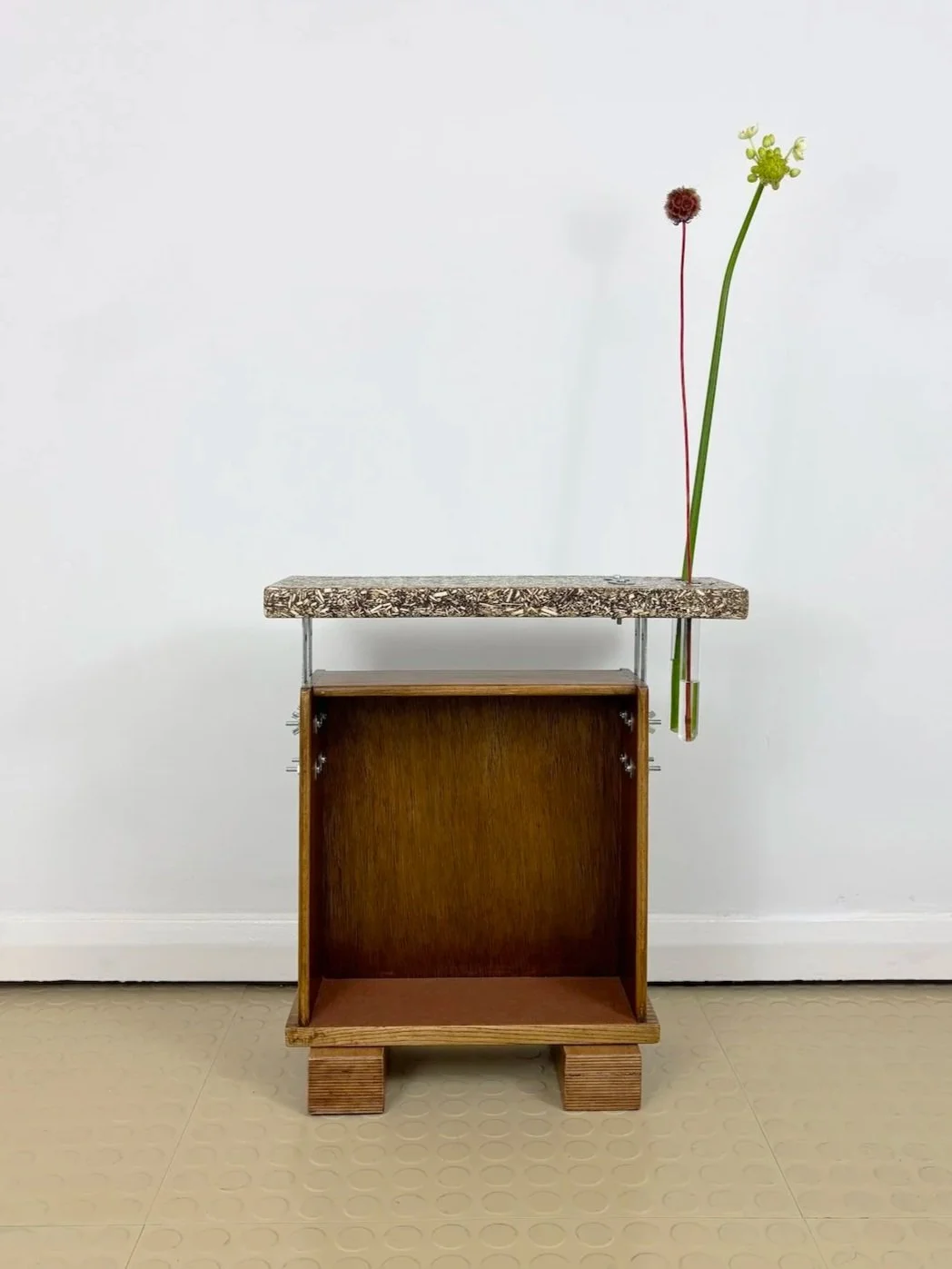 Vase table