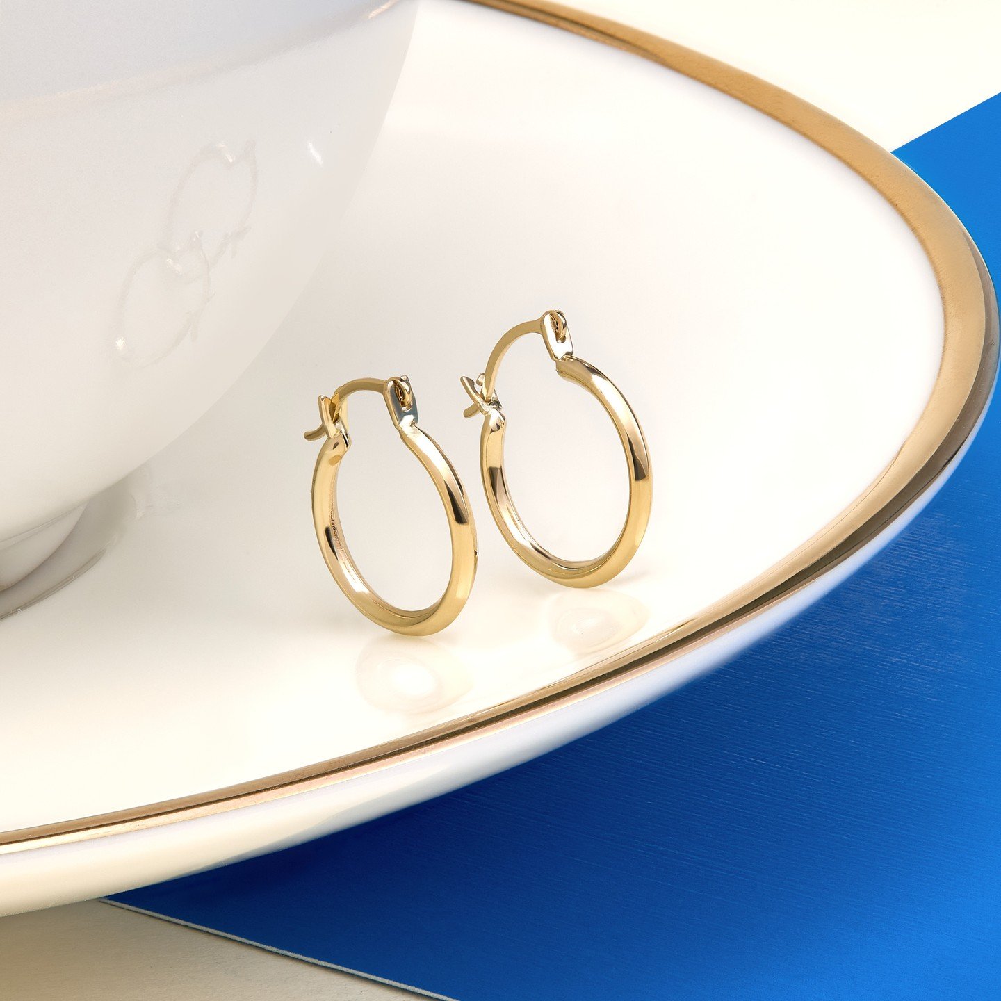 🤷&zwj;♀️ Why complicate things? These simple gold hoops are a go-to for adding a touch of glamour to any outfit. What do you think?
.
.
.
#mayisgoldmonth #MIGM #gold #fashion