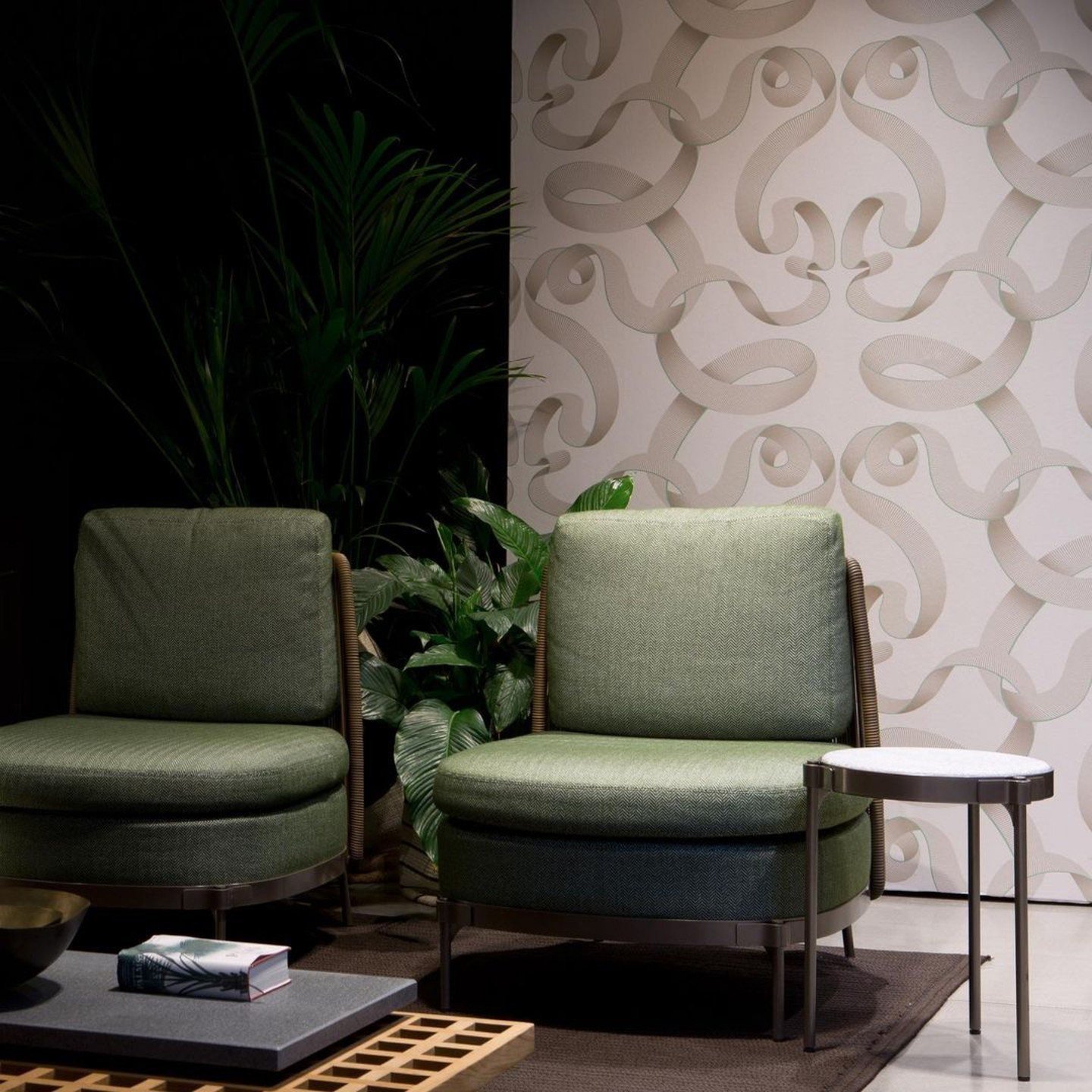 The Emperor Damask Wallcovering from @kitmilesstudio is a stunning blend of organic curves and geometric precision. This unique design features meticulously drawn stripes within each of the trailing ribbon-like shapes, creating a modern twist on a tr