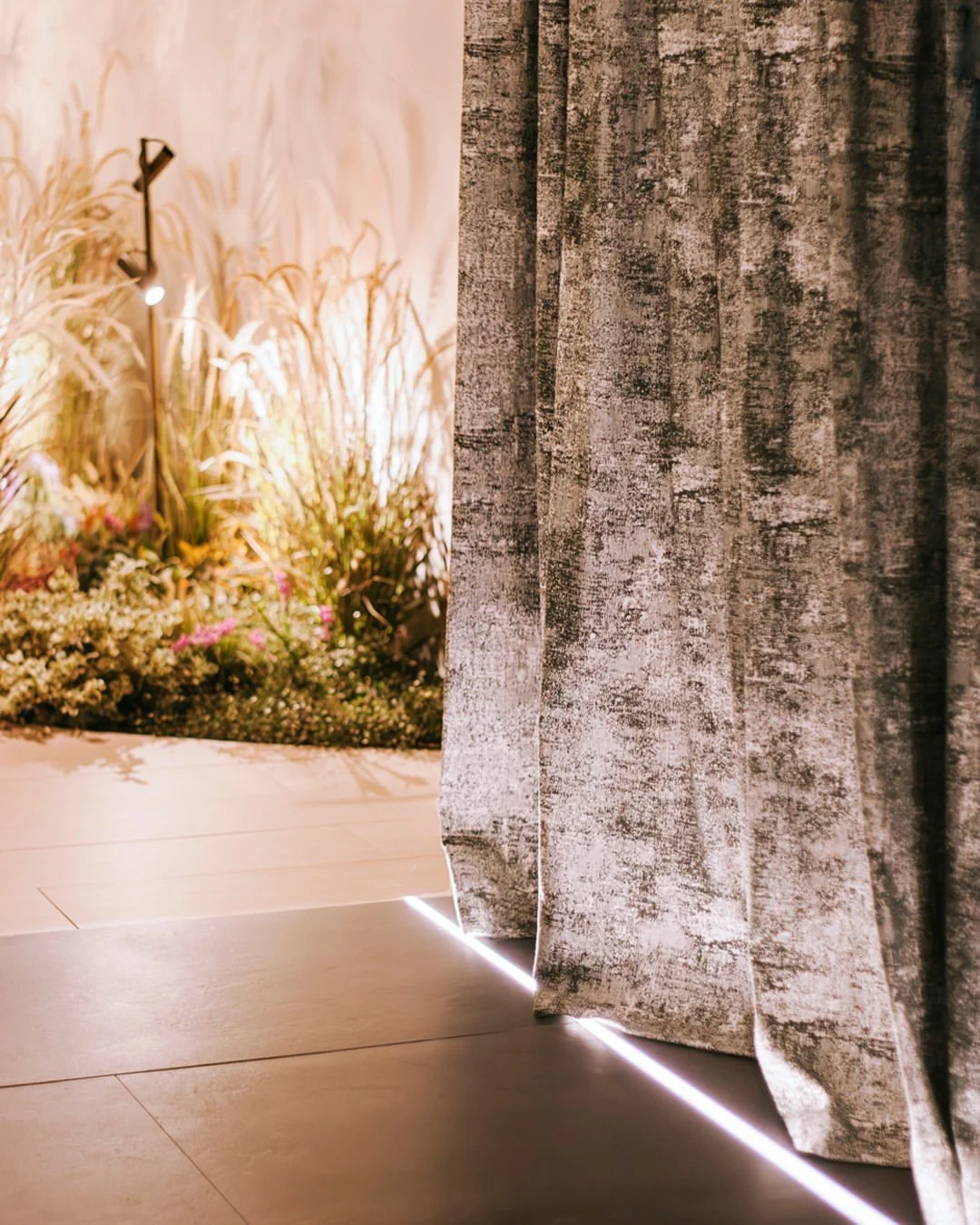 Nature&rsquo;s essence, woven in noble fibers.

From @kohroitaly, cotton, linen, and micromodal intertwine to create an abstract composition that recalls sky, clouds, earth, sand, and sea. Soft to the touch and crafted in a double-width construction,