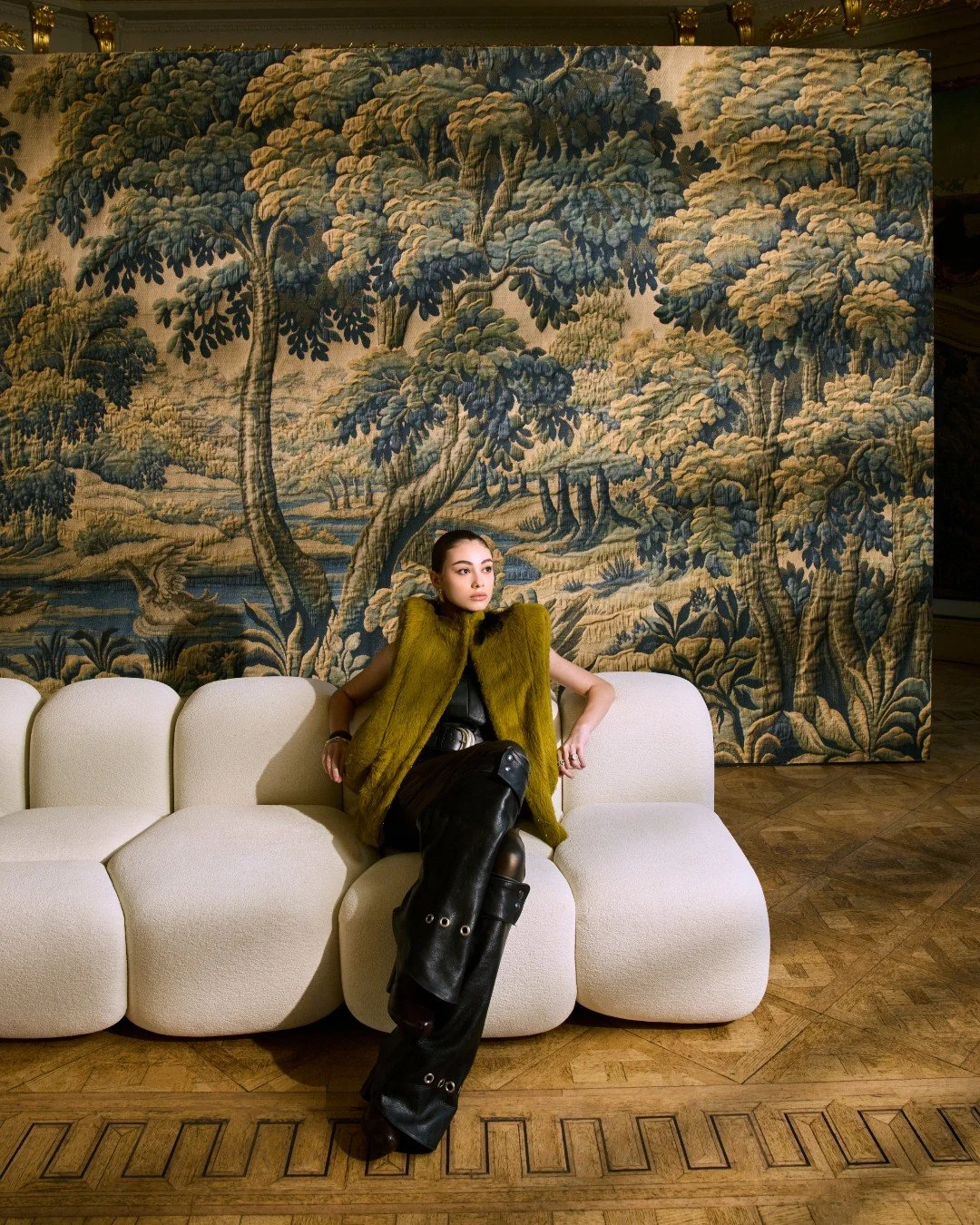 LES TAPISSERIES @artewalls.

From the 14th to the 18th century, the interiors of castles and manor houses were
adorned with magnificent tapestries. These hand-woven artworks depicted not only
mythical scenes but also everyday life among the tradition