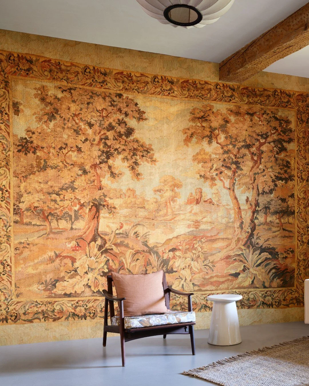 The Escapade panorama @artewalls, designed after a late-18th-century tapestry, evokes the
atmosphere of a painted scene. It reveals a dreamy natural landscape that invites bthe viewer to wander and drift away, while the velvety-soft textile heightens