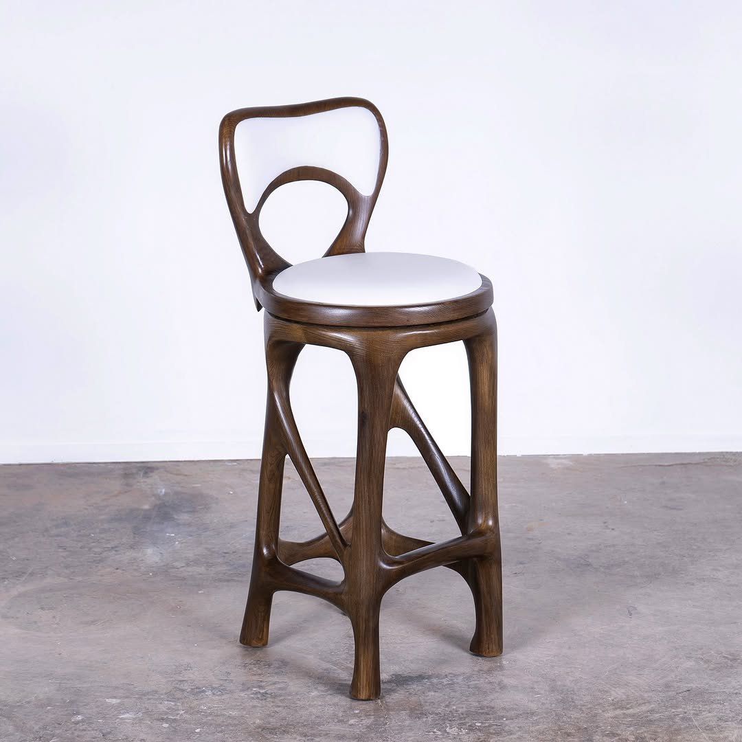 A sculptural moment in motion.

The Agna Swivel Stool from @amorph_studio, shown in graphite walnut ash, brings form and function into quiet balance. Its curved silhouette feels carved rather than constructed, with a presence that shifts effortlessly