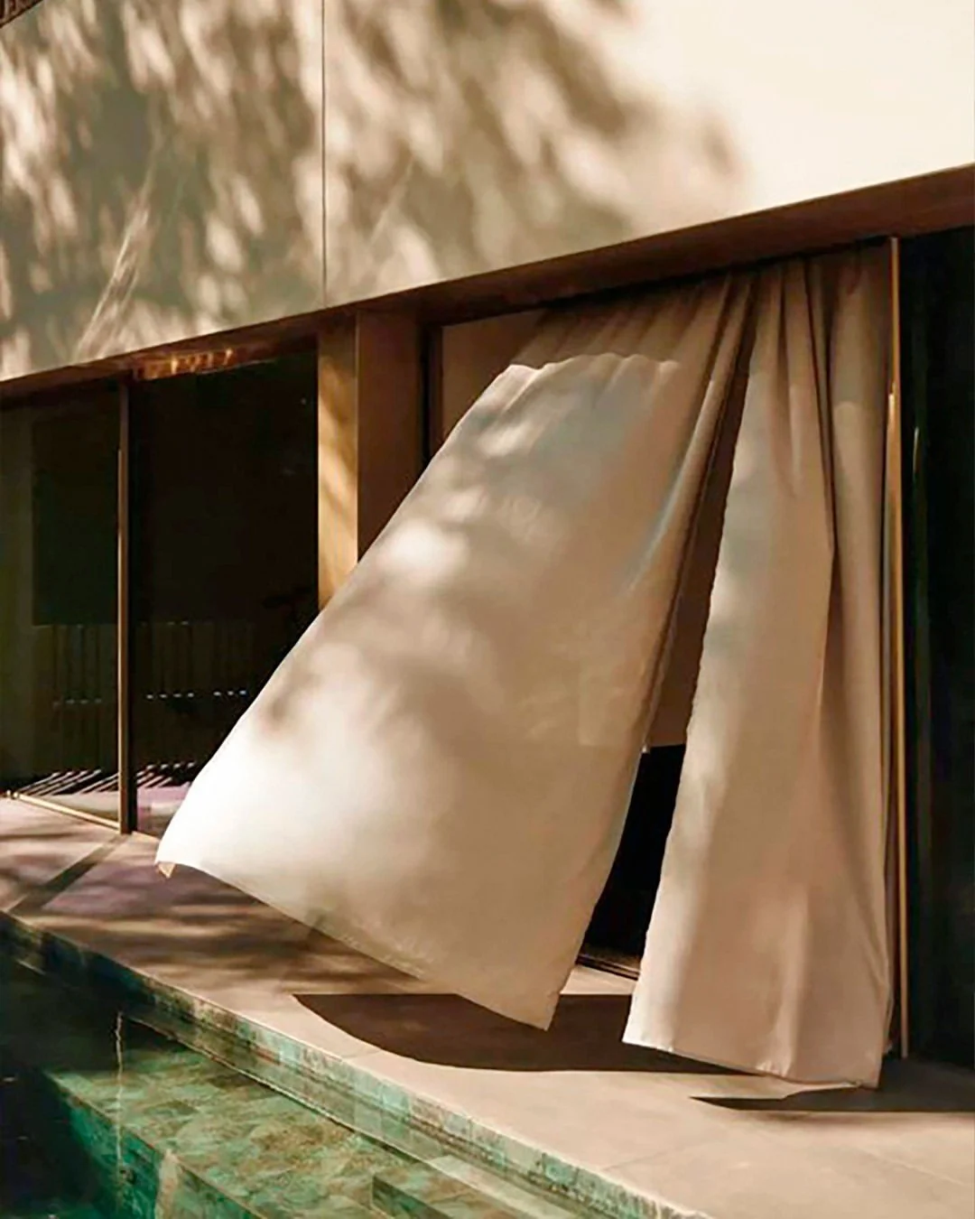 A fabric that settles into the room with quiet confidence.

LUXEMBOURG from @kohroitaly unfolds in a rich cotton sateen, where weight and softness exist in perfect balance. Its palette draws from the earth&mdash;warm clays, softened minerals, and mut