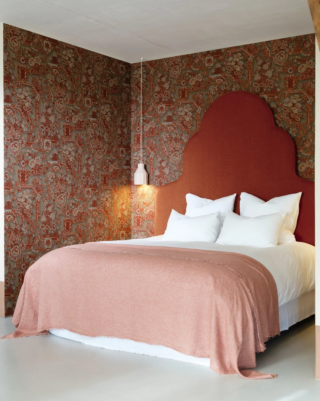 The Brocade d&eacute;cor @artewalls is derived from an early 20th century textile. Its refined motif, rich in detail and texture, is revived on a luxurious jacquard fabric, preserving the grandeur and elegance of the original pattern.

Available in 3