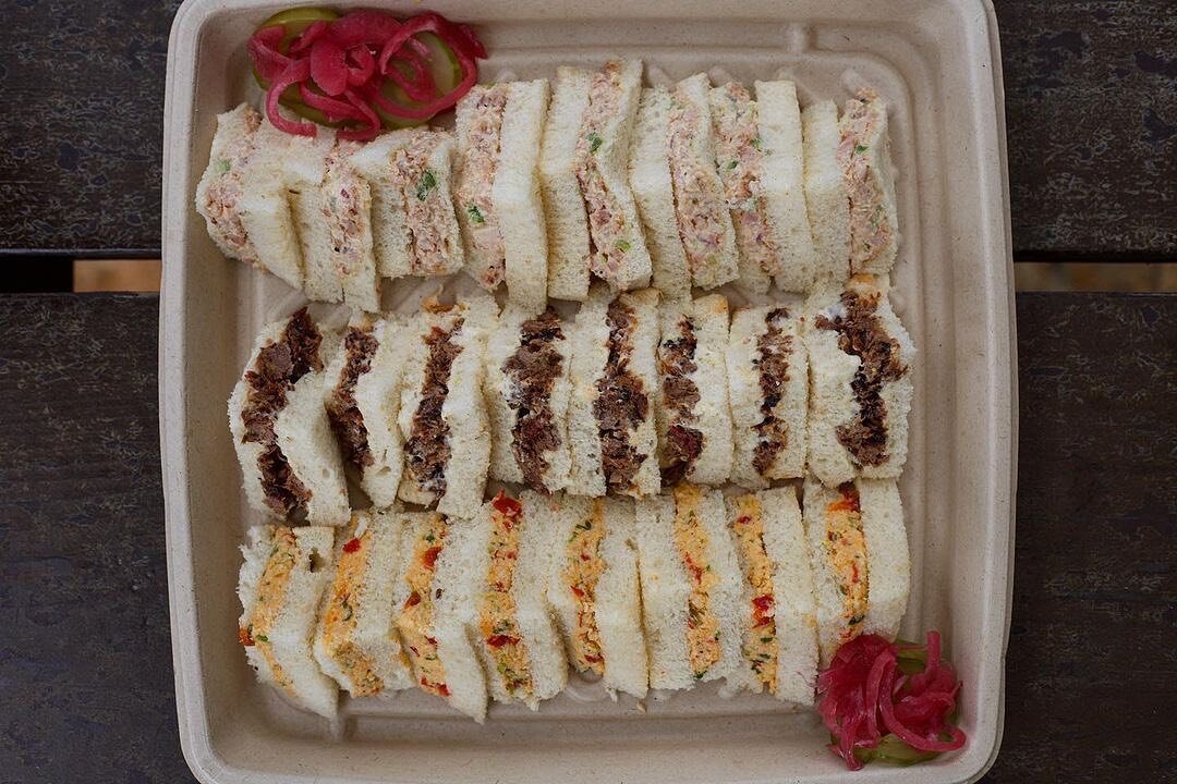 Oh hot damn, this tray of finger sandwiches is our JAM. @blueoakbbq always stepping up the game 🔥

@hamcosupply compostable catering tray 

#Repost @blueoakbbq 
&bull; &bull; &bull;
You should try this cornucopia of finger sandwiches: brisket / pime