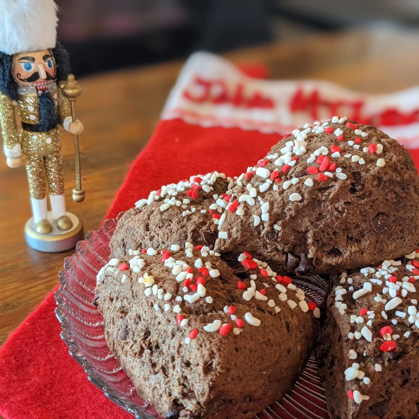 Find us out front on Saturday morning during the Happy Holly Days Parade for Chocolate Peppermint Scones and Earl Grey Hot Cocoa! ☕

#PTR #untraditional #NotYourMamasTeaRoom