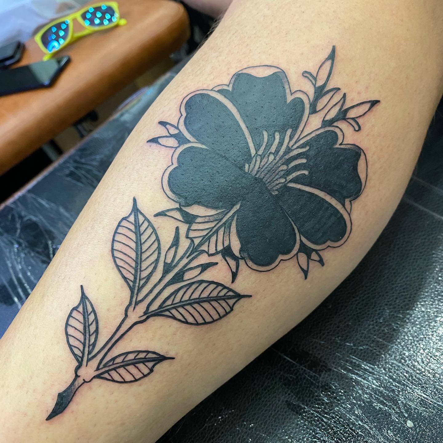 The black work flowers were popular this weekend! Thanks @boogy12woogy 🫶
.
.
#blackwork #flowertattoo #blacksndgrey #baltimoretattooartist #marylandtattooartist #baltimoretattooconvention