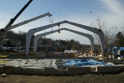 Erecting the large beams of the pool deck structure