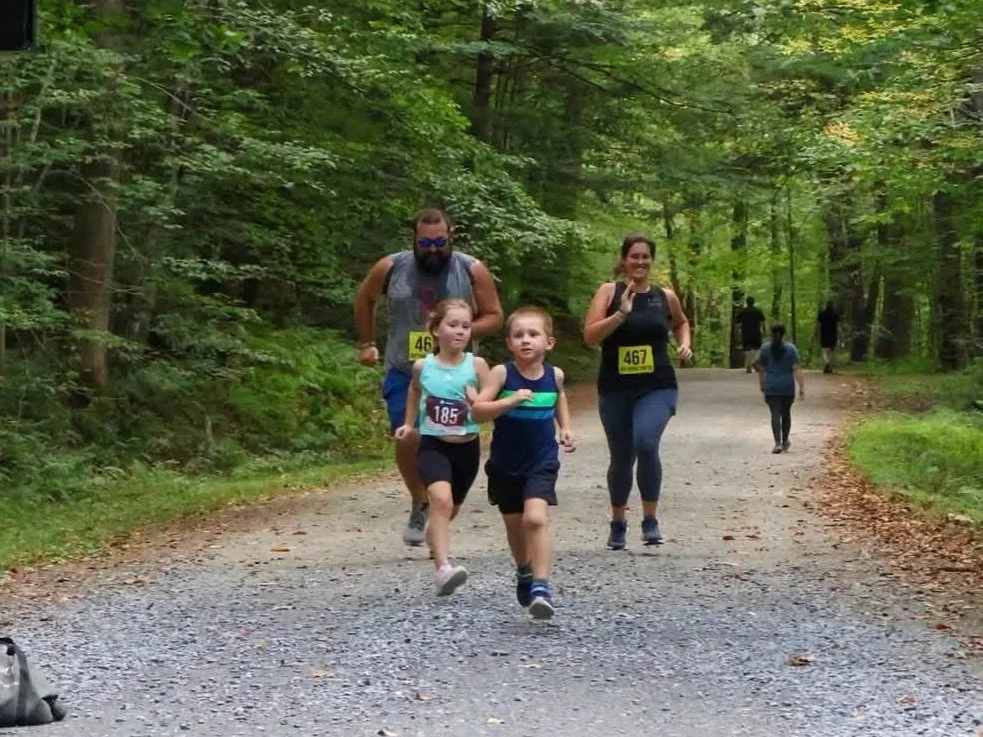 A family runs in the 2026 Springfiel Dam Run together