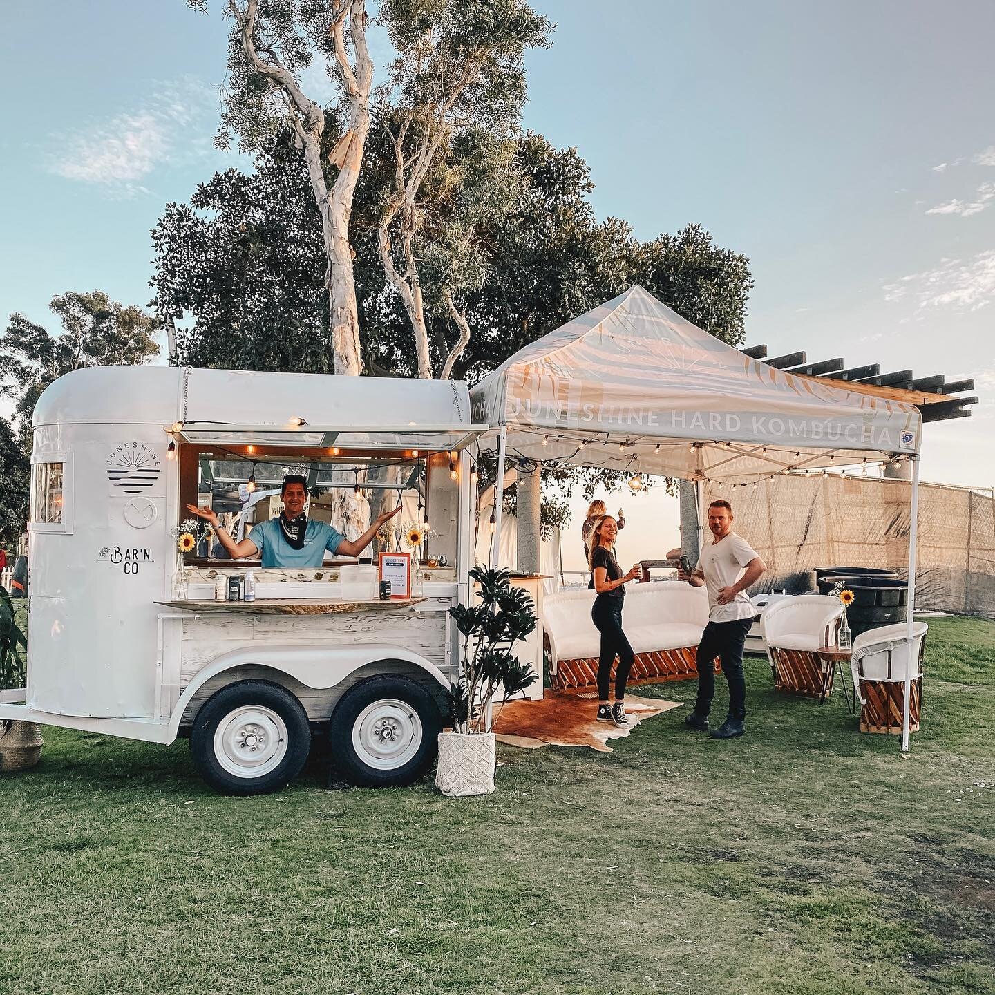 Had an amazing time partying with you all last weekend for @wonderfrontfest! 🎶 Once again, serving our favorite local kombucha brand @juneshineco💥We love partnering up and supporting local brands; get in touch!  #supportyourlocal #mobilebar #traile
