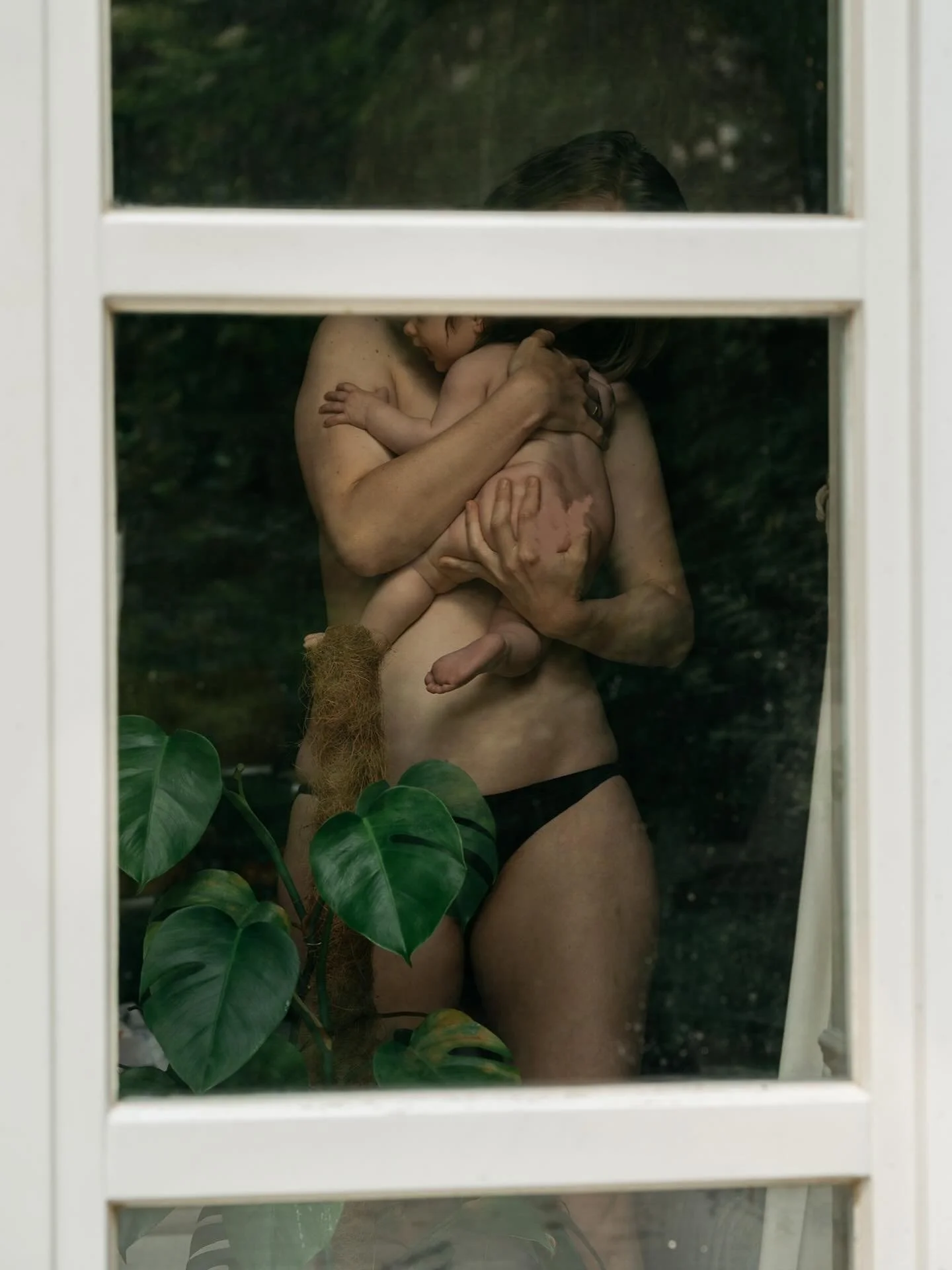 #pvmondaywindows @photovogue 

#vomsein #motherhood
