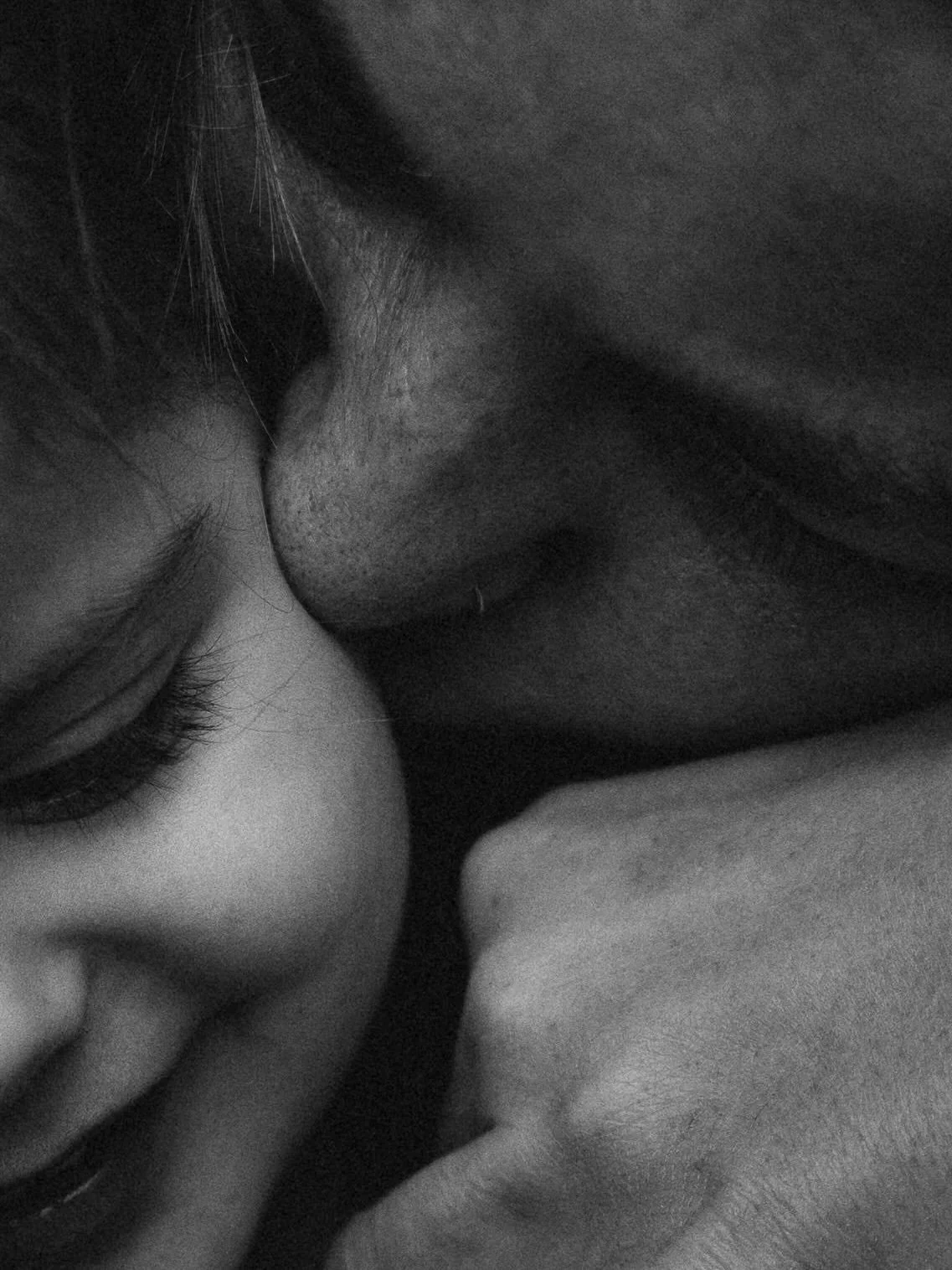 7. A moment of connection
Absolutely in love with this exercise in mindfulness today as I definitely would not have taken this picture without this prompt. I even love it so much I can't decide which version to toss (bw or color). An Issue I usually 