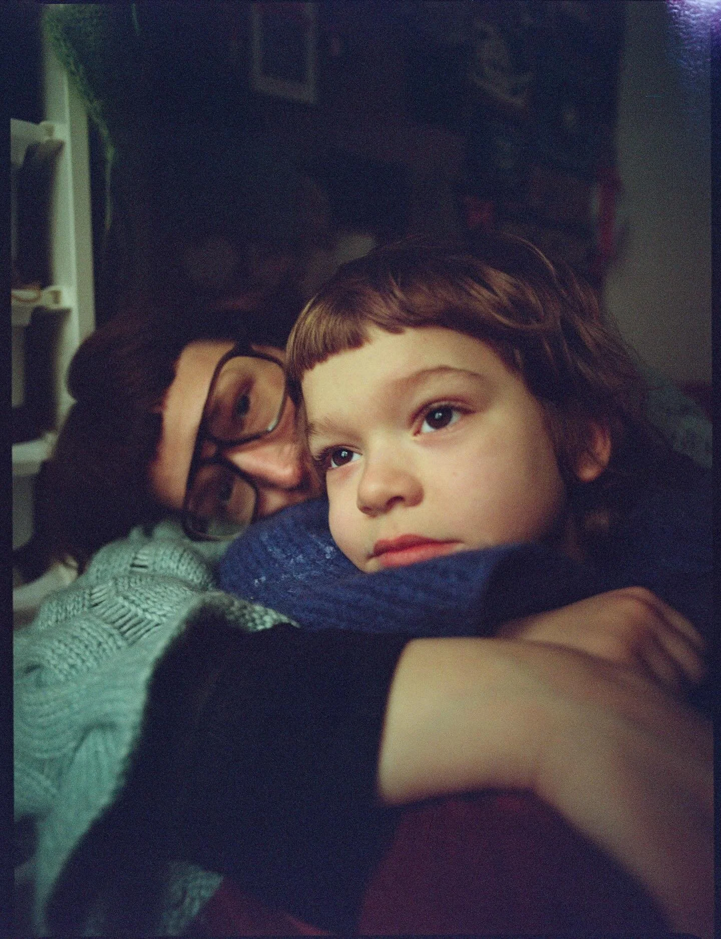 Recent analog work. Embracing the cozyness of low light and the grain (since winter won't give us much else sometimes 😅).
For the film buffs out there:
Medium format Kodak Portra 800, pushed 1 stop, shot on Pentax 645N

#kodakportra400 #analogfamily