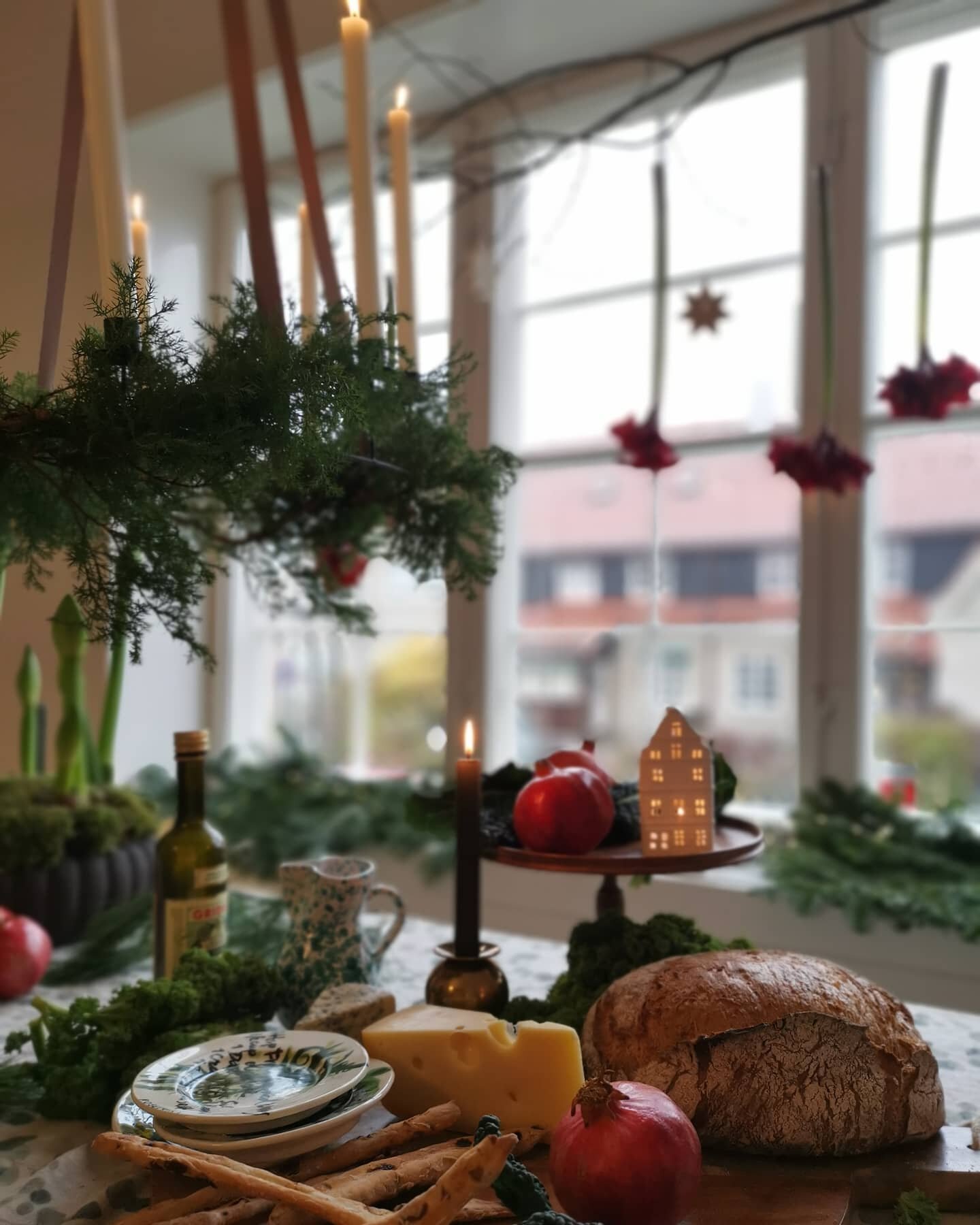 Fin artikkel om &aring; pynte tidlig til jul🤶Tusen takk for en fin artikkel @minmote.no 💘 Lenke til artikkelen finner dere p&aring; stories eller under projects og highlights🌲
.
.
Early christmas prep? 🌠See article in stories✨
.
.
#christmastable