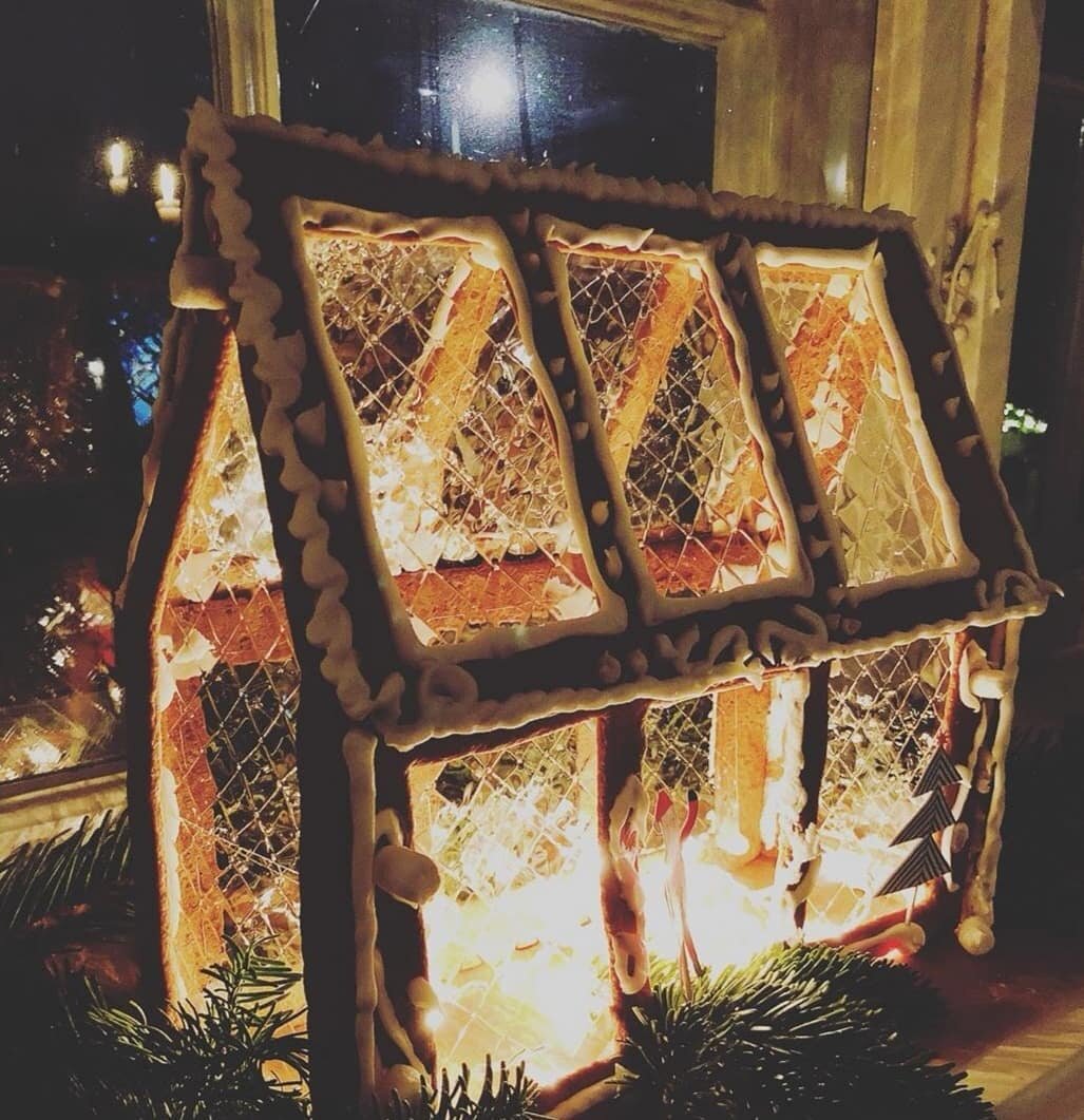 The girls and I baked our gingerbread greenhouse together⛄
It's so easy and cozy! Here is the measurements, hope you will try it out🤶

1. Roll out 4 pieces for the roof, and the back and the frontpart of the house, 27x14 cm each. 

2.Cut out 3 recta