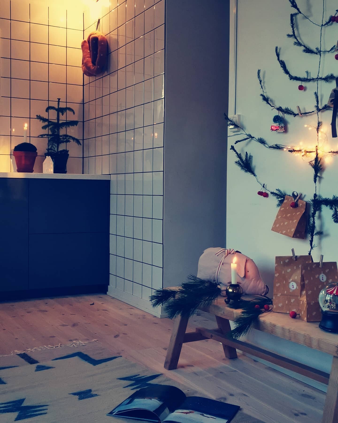 Lag din egen adventskalender ✨ Du trenger bare metalltr&aring;d, grankvister og noen s&oslash;te sm&aring; overraskelser ..🤶
.
Make your own adventcalender🌲
.
.
#advent #adventkalender #diy #adventcalender #diyproject #craft #pyssel #julekalender #